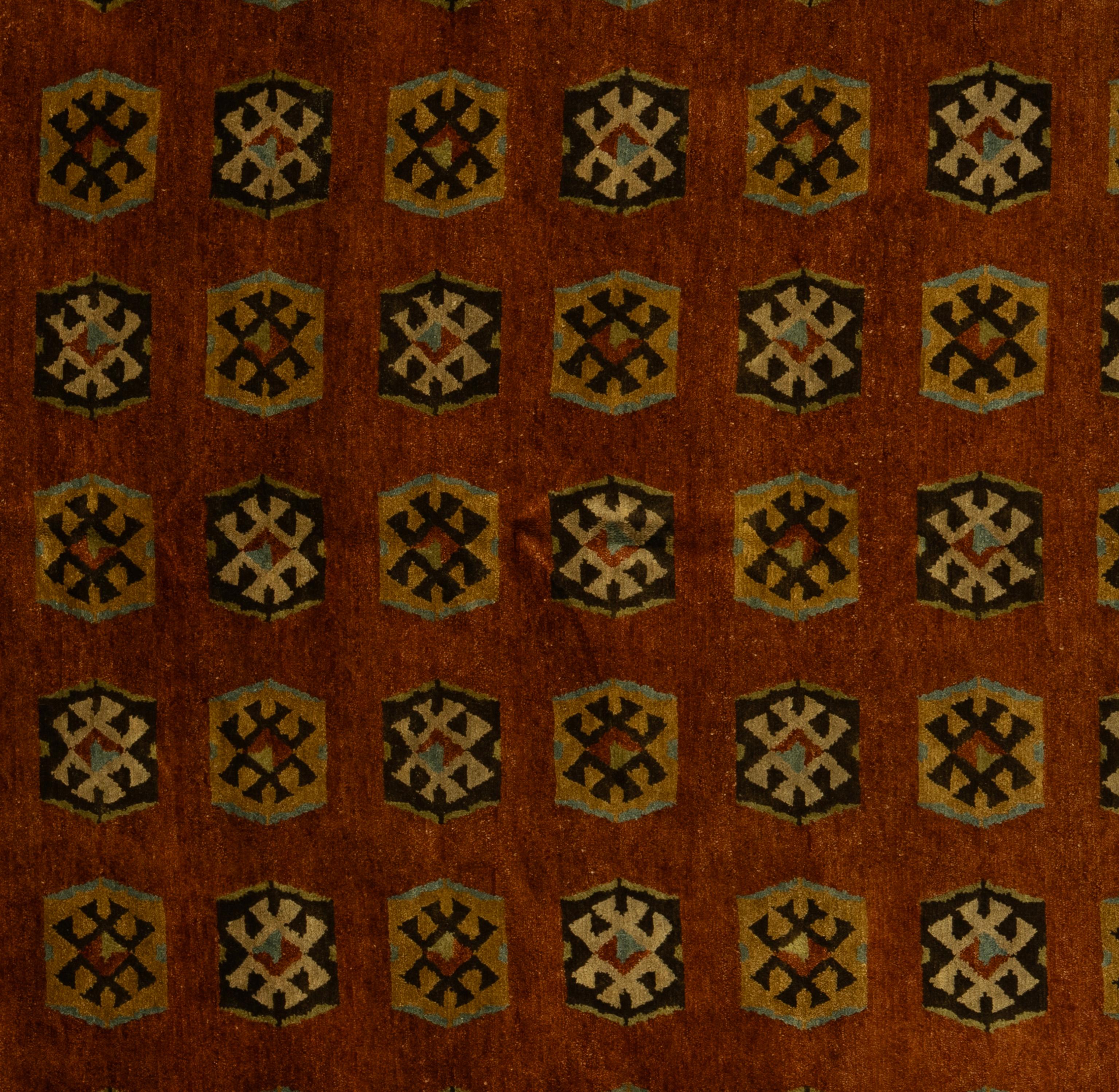 Questo tappeto è tessuto a mano e mostra un'interpretazione audace e contemporanea del tradizionale disegno geometrico. Un ritmo visivo sorprendente che attira l'occhio mantenendo una simmetria equilibrata. Tessuto per garantire durata e