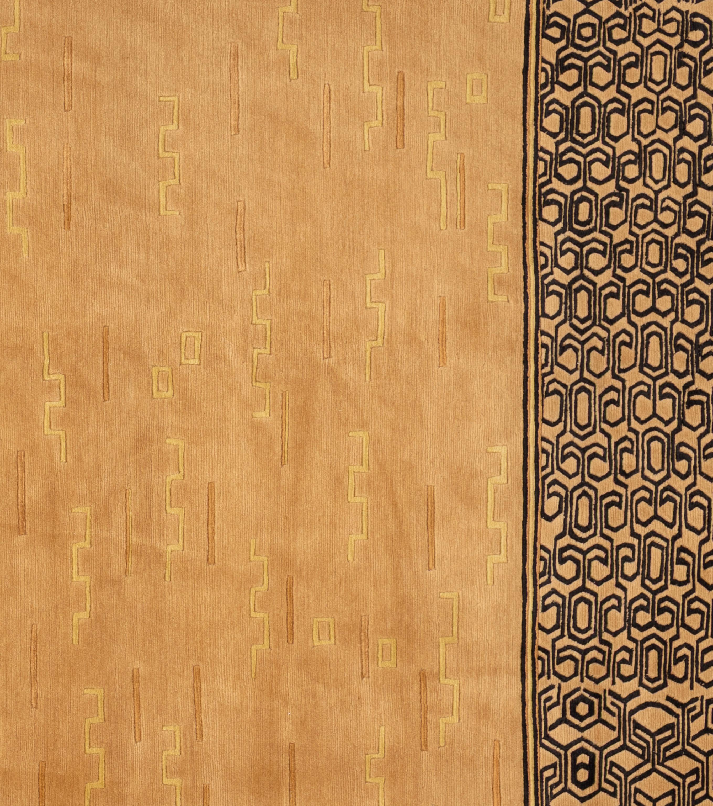 Questo tappeto è tessuto a mano e mostra un'interpretazione audace e contemporanea del tradizionale disegno geometrico. Un ritmo visivo sorprendente che attira l'occhio mantenendo una simmetria equilibrata. Tessuto per garantire durata e