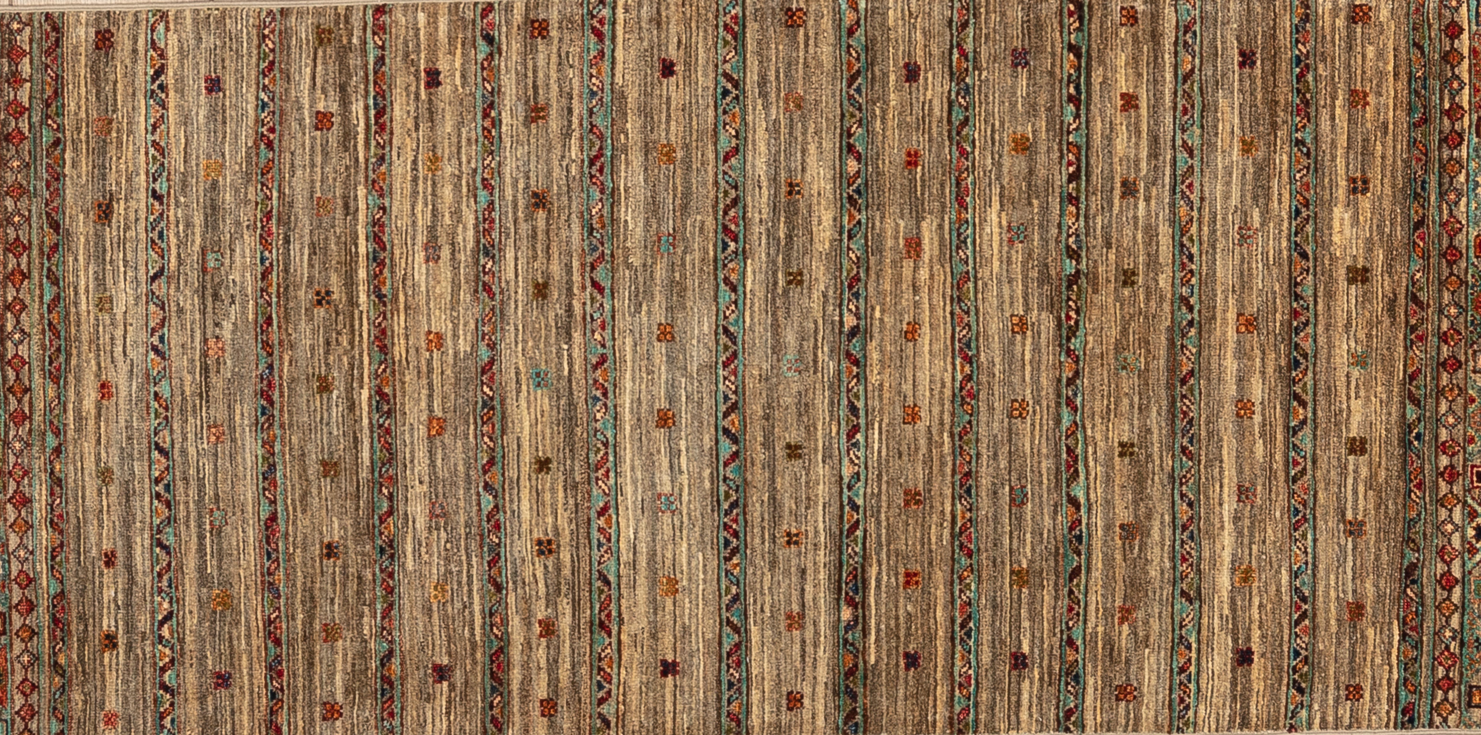 Dieses reiche indianische Tribal ist handgefertigt aus 100% handgesponnener Wolle. Mit einem Taubenfeld und schönen geometrischen Mustern und bunten Medaillons von Rand zu Rand. 

Größe - 2'6