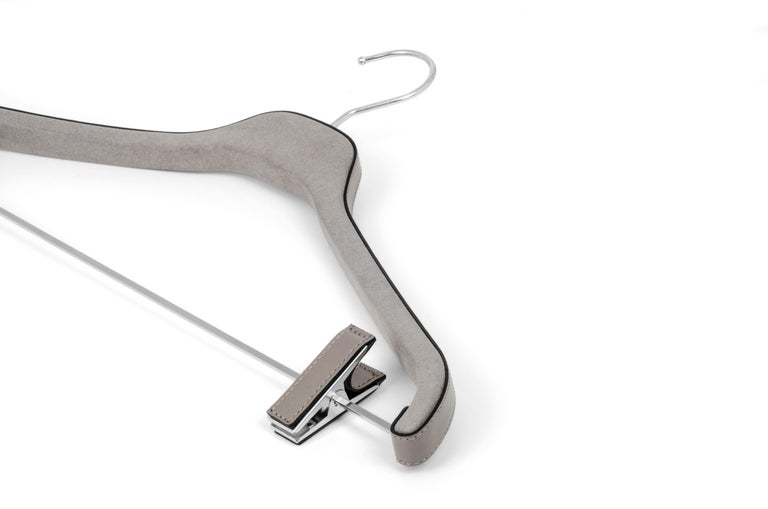 https://a.1stdibscdn.com/21st-century-trousers-hanger-with-clips-suede-leather-handcrafted-in-italy-for-sale-picture-3/f_59351/f_270612821643110166516/1063_050_048_2_master.jpg?width=768