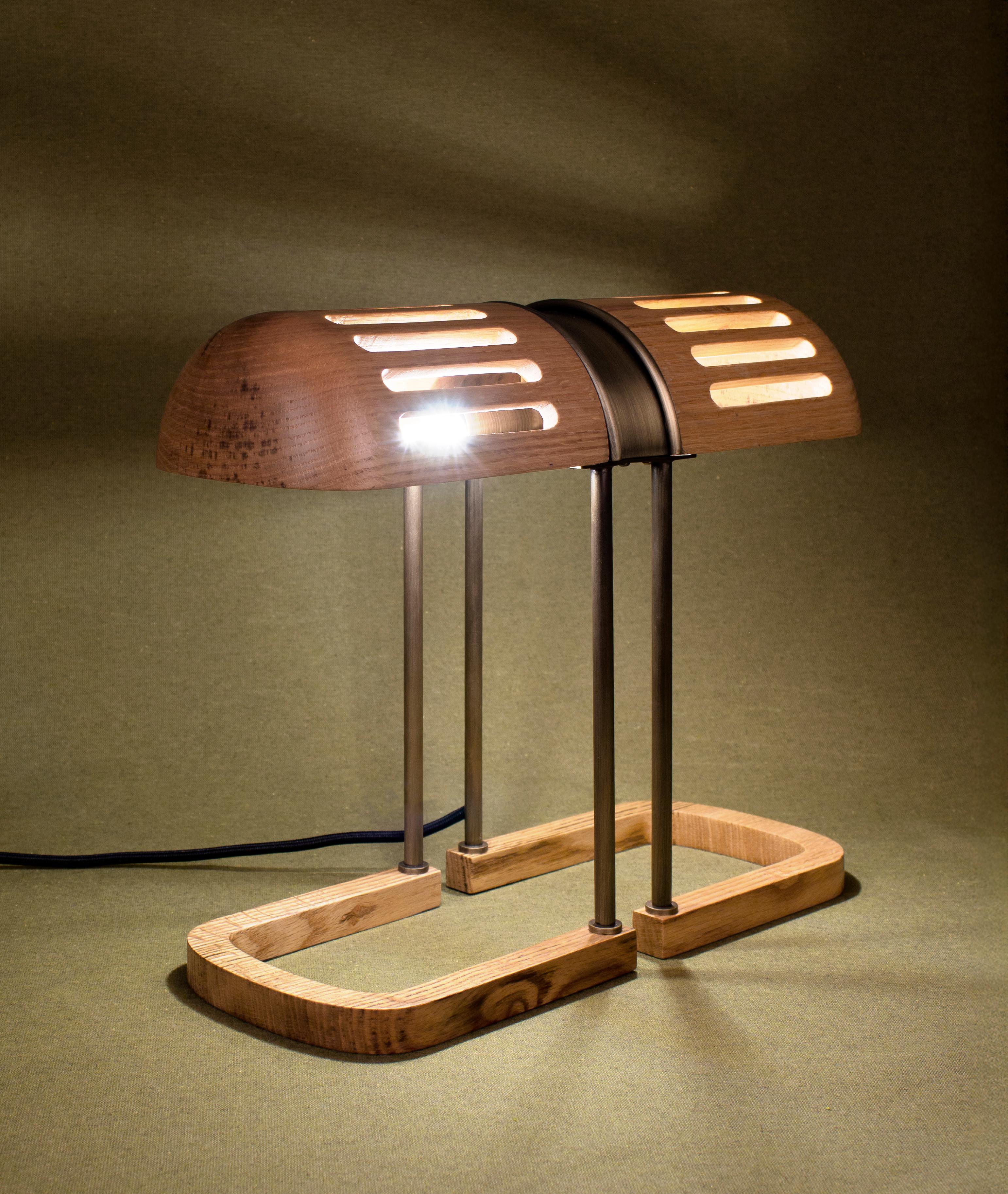 Lampe à poser Tailoring du 21e siècle en bois de noyer Fabriquée au Portugal par Wood Tailors Club Neuf - En vente à RIO TINTO, PT