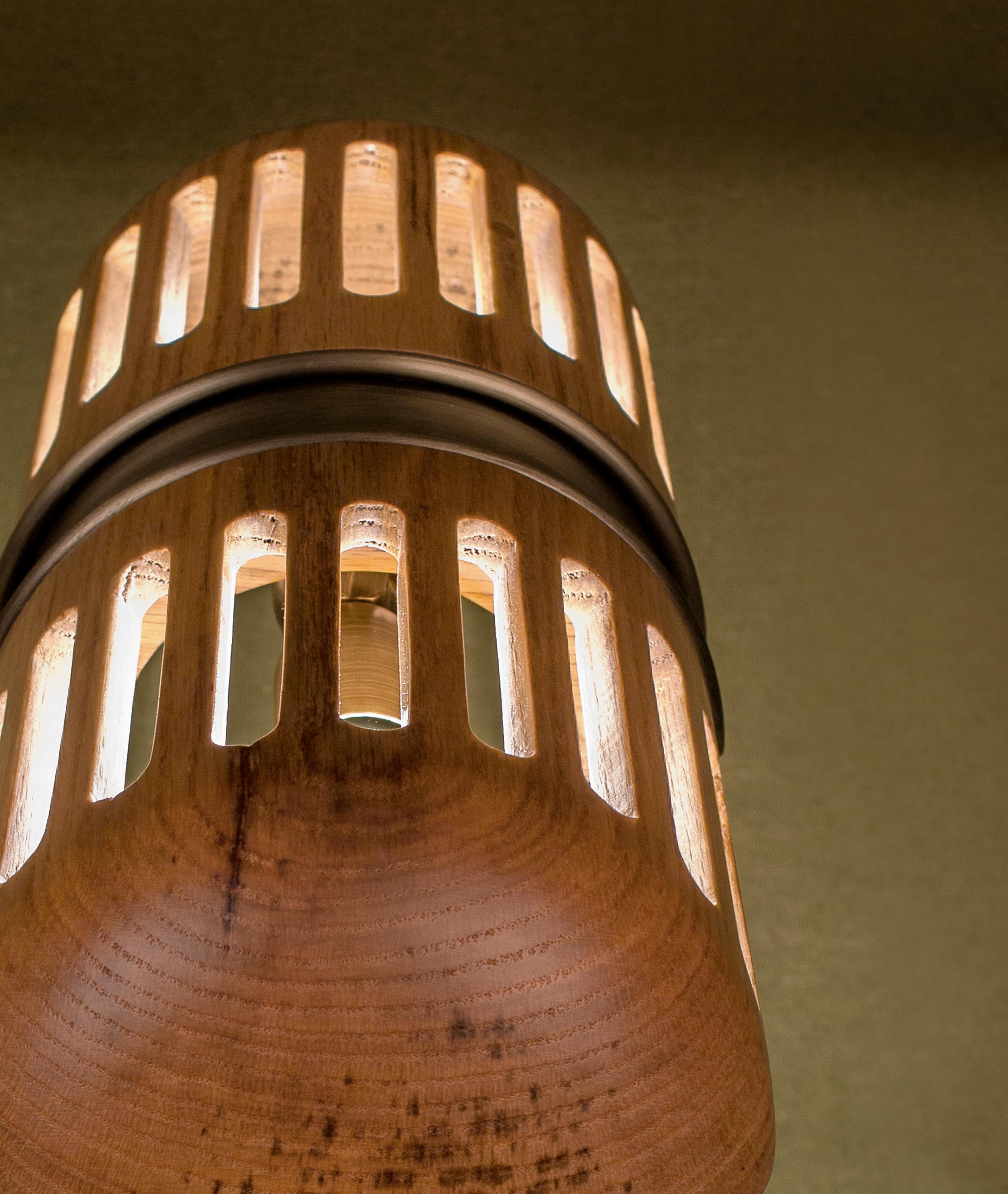 XXIe siècle et contemporain Lampe à poser Tailoring du 21e siècle en bois de noyer Fabriquée au Portugal par Wood Tailors Club en vente