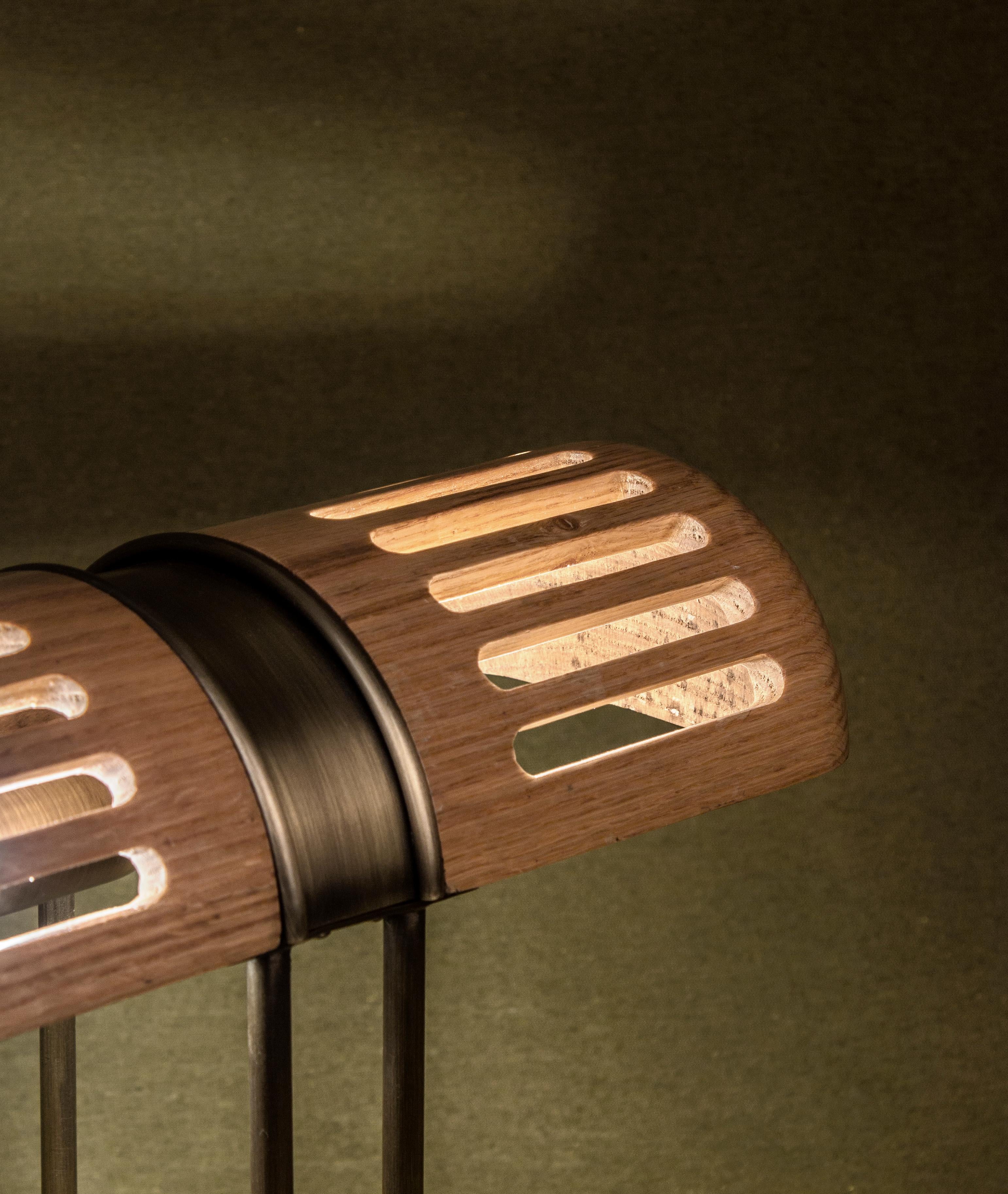 Noyer Lampe à poser Tailoring du 21e siècle en bois de noyer Fabriquée au Portugal par Wood Tailors Club en vente