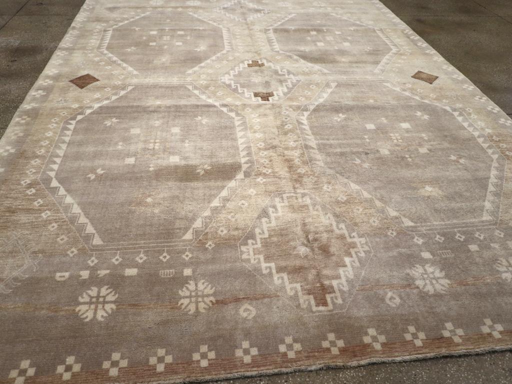 Türkischer Anatolischer Teppich in Zimmergröße aus dem 21. Jahrhundert (21. Jahrhundert und zeitgenössisch) im Angebot