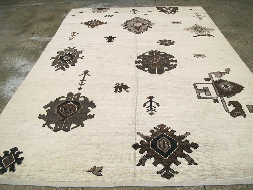 Un moderno tappeto tribale turco-anatolico per la stanza. Questo tappeto rustico anatolico dall'aspetto molto moderno ha un fondo ecru senza bordi, sottilmente variegato, con le familiari palmette Harshang, piccoli fiori e losanghe irregolari