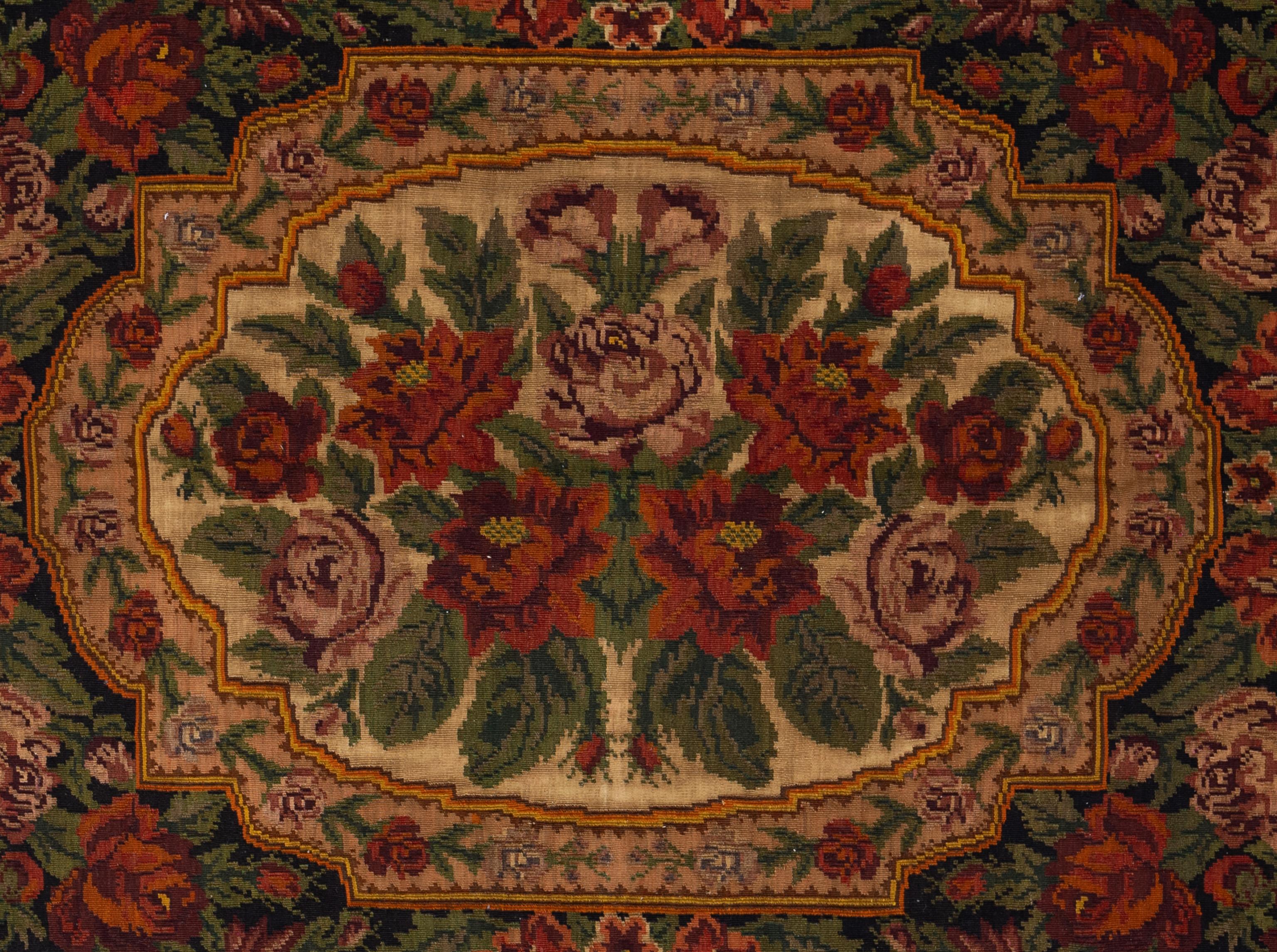 Un tapis turc de Bessarabie est un exemple étonnant de savoir-faire qui allie les techniques de tissage turques traditionnelles au style régional unique de la Bessarabie, une région historique qui s'étendait autrefois sur une partie de la Moldavie