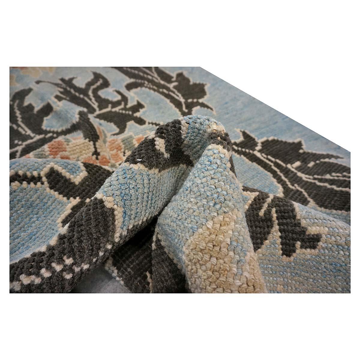 Türkischer Donegal Oushak 4x6 Handgefertigter Teppich in Hellblau & Schwarz, 21. Jahrhundert (Wolle) im Angebot