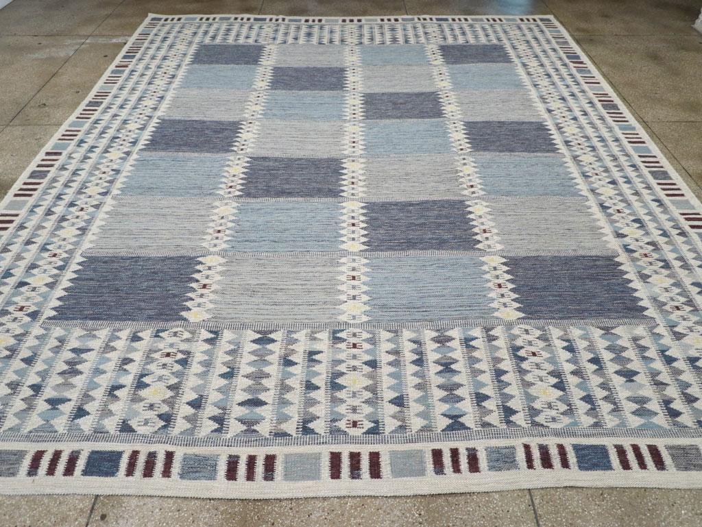 Ein moderner türkischer Flachgewebe-Kilim Großer, zimmergroßer Teppich, der im 21. Jahrhundert handgefertigt wurde.

Maße: 12' 10