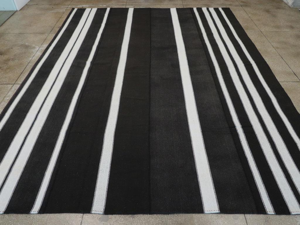 Ein moderner türkischer Flachgewebe-Kilim Großer, zimmergroßer Teppich, der im 21. Jahrhundert handgefertigt wurde.

Maße: 12' 10