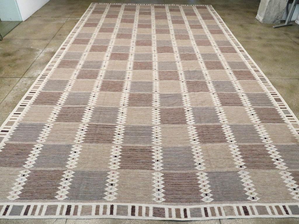 Ein moderner türkischer Flachgewebe-Kilim-Teppich in Übergröße, der im 21. Jahrhundert handgefertigt wurde.

Maße: 13' 8