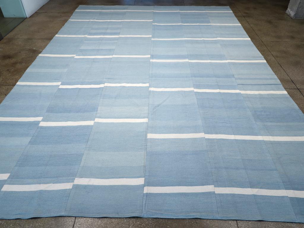 Ein moderner türkischer Flachgewebe-Kilim-Teppich in Übergröße, der im 21. Jahrhundert handgefertigt wurde.

Maße: 13' 10