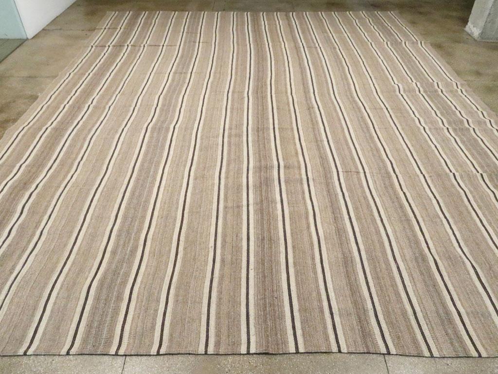 Ein moderner türkischer Flachgewebe-Kilim-Teppich in Übergröße, der im 21. Jahrhundert handgefertigt wurde.

Maße: 16' 6