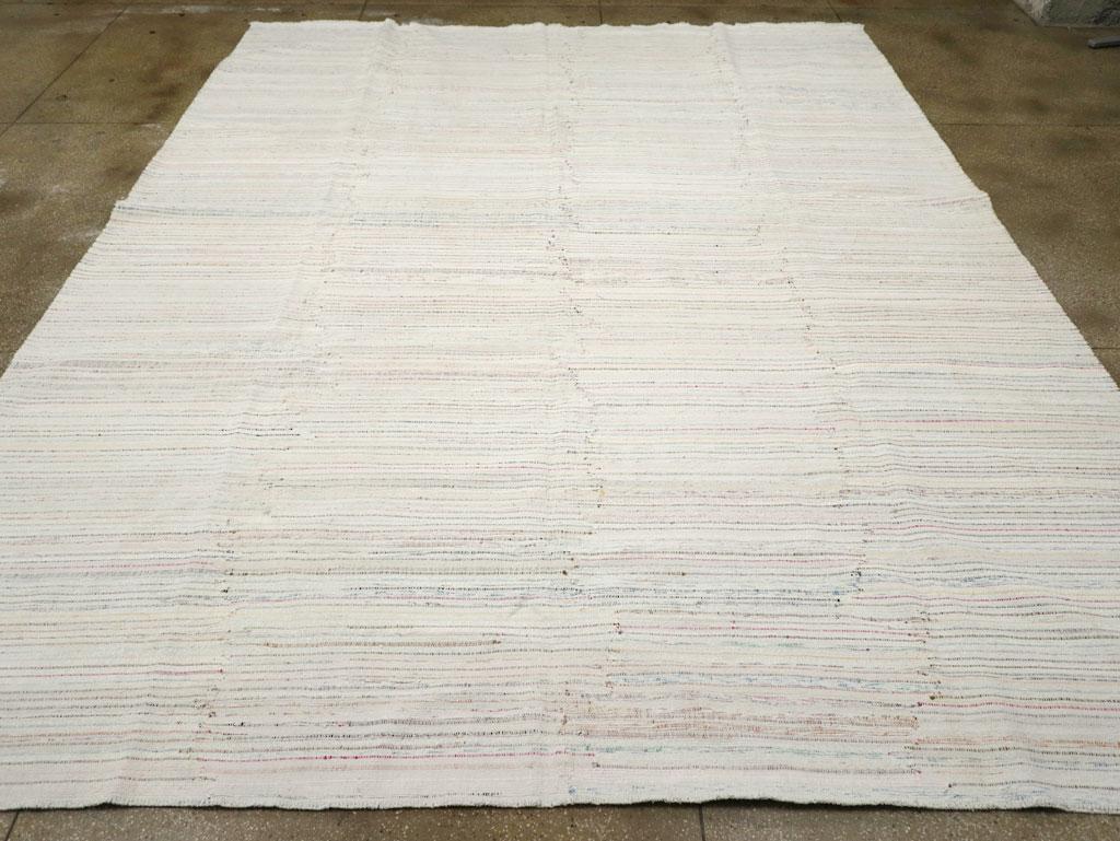 Un moderno tappeto turco a tessitura piatta Kilim per ambienti realizzato a mano nel XXI secolo.

Misure: 11' 10