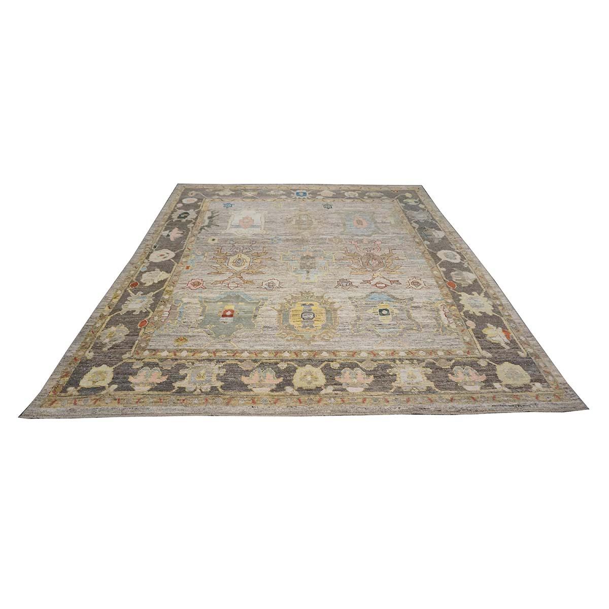  Ashly Fine Rugs présente un tapis turc Oushak 10x11 du 21e siècle, fabriqué à la main. Les tissages d'Oushak ont commencé juste au sud d'Istanbul, dans une région qui allait donner son nom au tapis, Oushak. Bien que les nomades aient d'abord