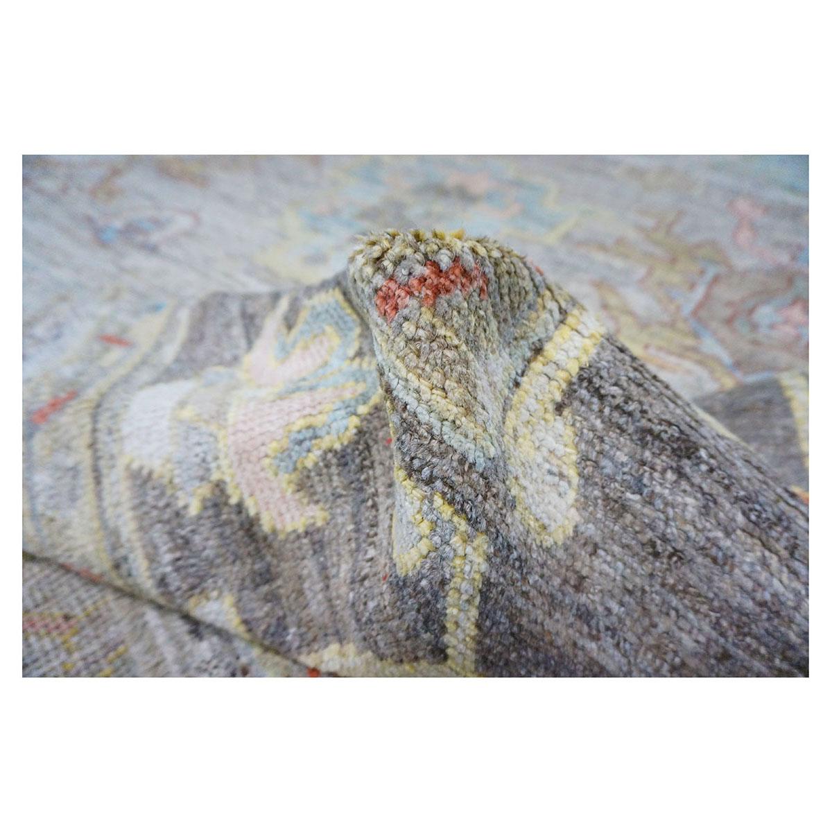 21e siècle Tapis de course turc Oushak 10X11 or, ivoire et anthracite fait à la main en vente 2