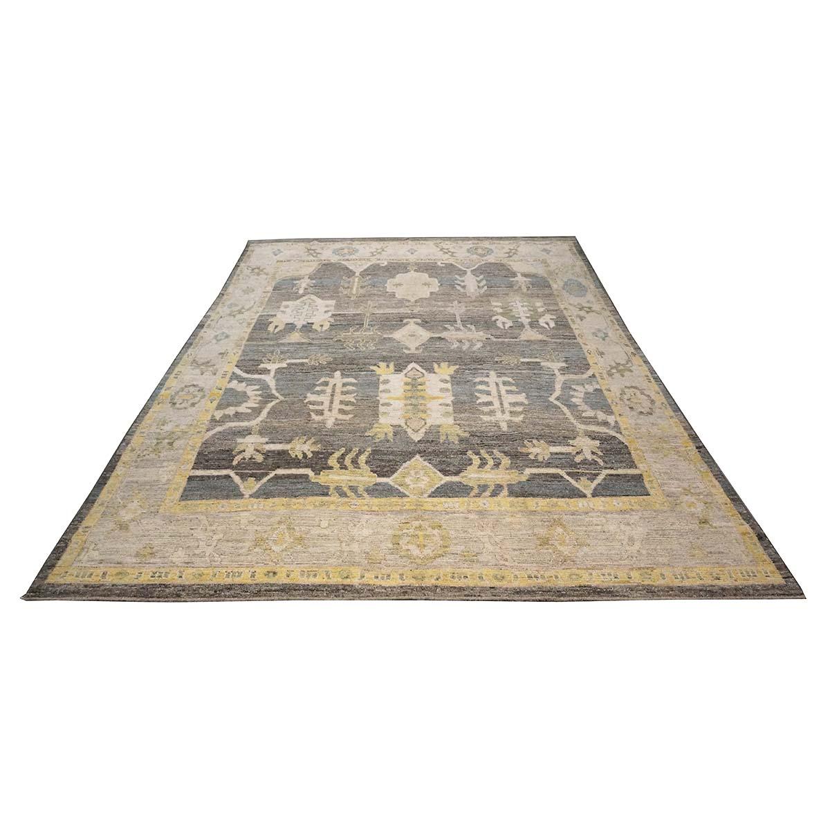   Ashly Fine Rugs présente un tapis turc Oushak 10x13 du 21e siècle, fabriqué à la main. Les tissages d'Oushak ont commencé juste au sud d'Istanbul, dans une région qui allait donner son nom au tapis, Oushak. Bien que les nomades aient d'abord