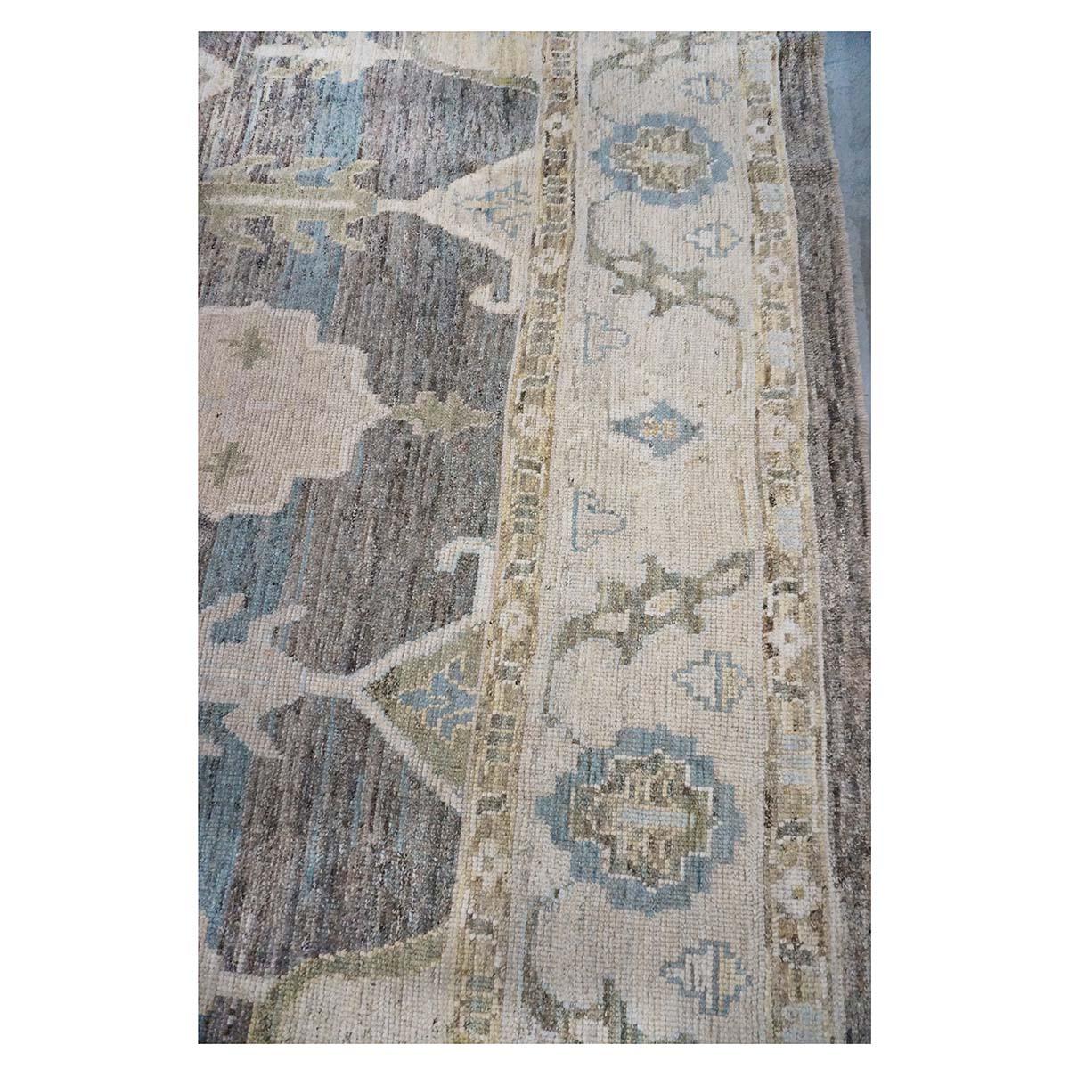 XXIe siècle et contemporain 21st Century Turkish Oushak 10X13 Gold, Ivory & Charcoal Handmade Area Rug (Tapis de zone turc Oushak 10X13 or, ivoire et charbon de bois) en vente