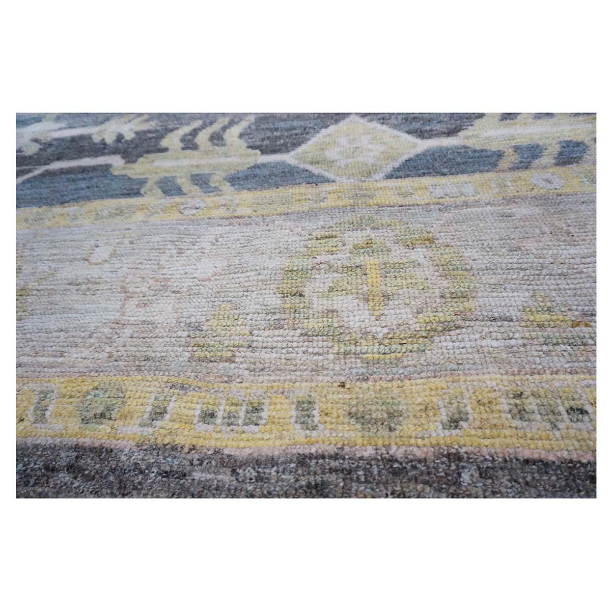 21st Century Turkish Oushak 10X13 Gold, Ivory & Charcoal Handmade Area Rug (Tapis de zone turc Oushak 10X13 or, ivoire et charbon de bois) en vente 1