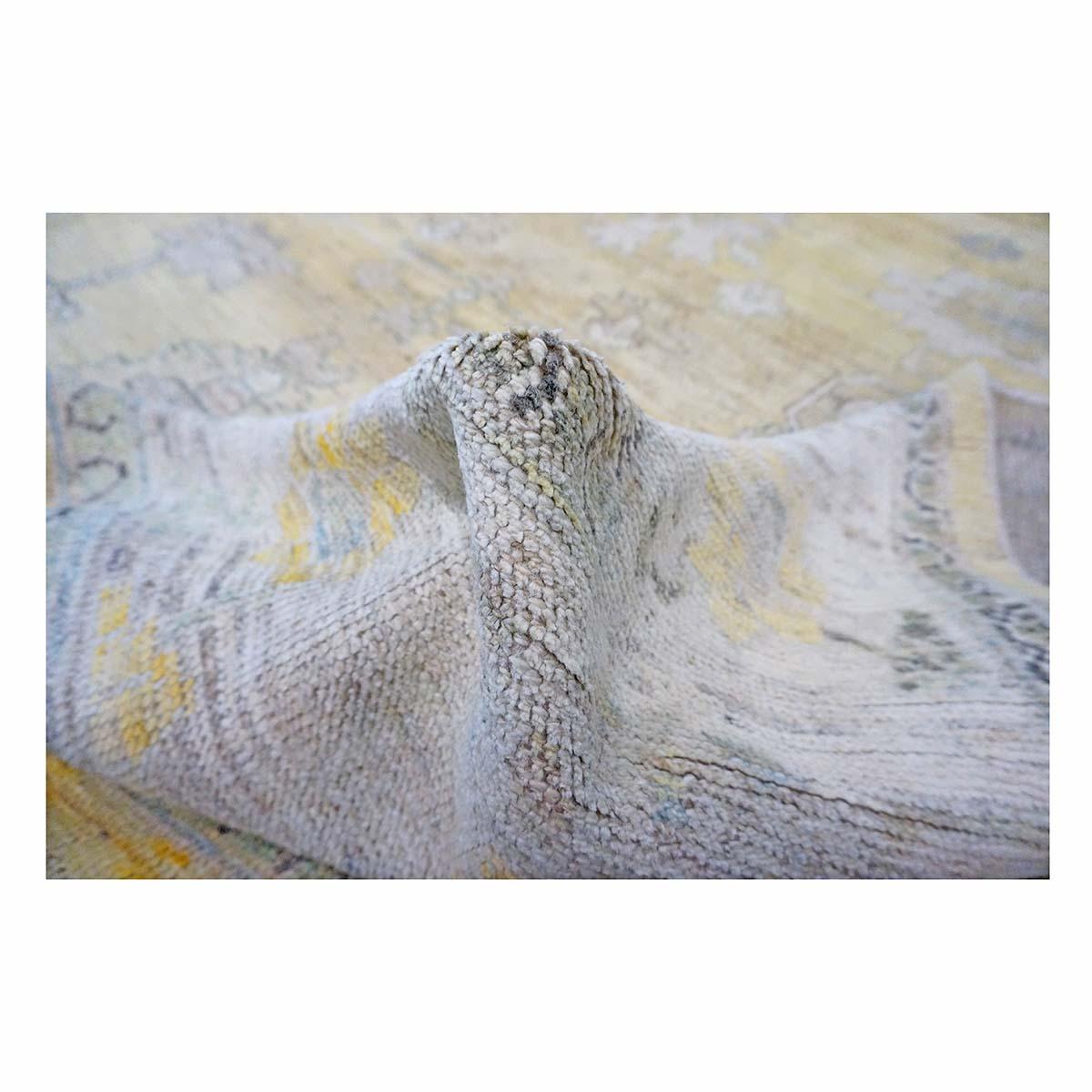 Tappeto Oushak turco del 21° secolo 10X13 Oro, avorio e carbone fatto a mano in vendita 1