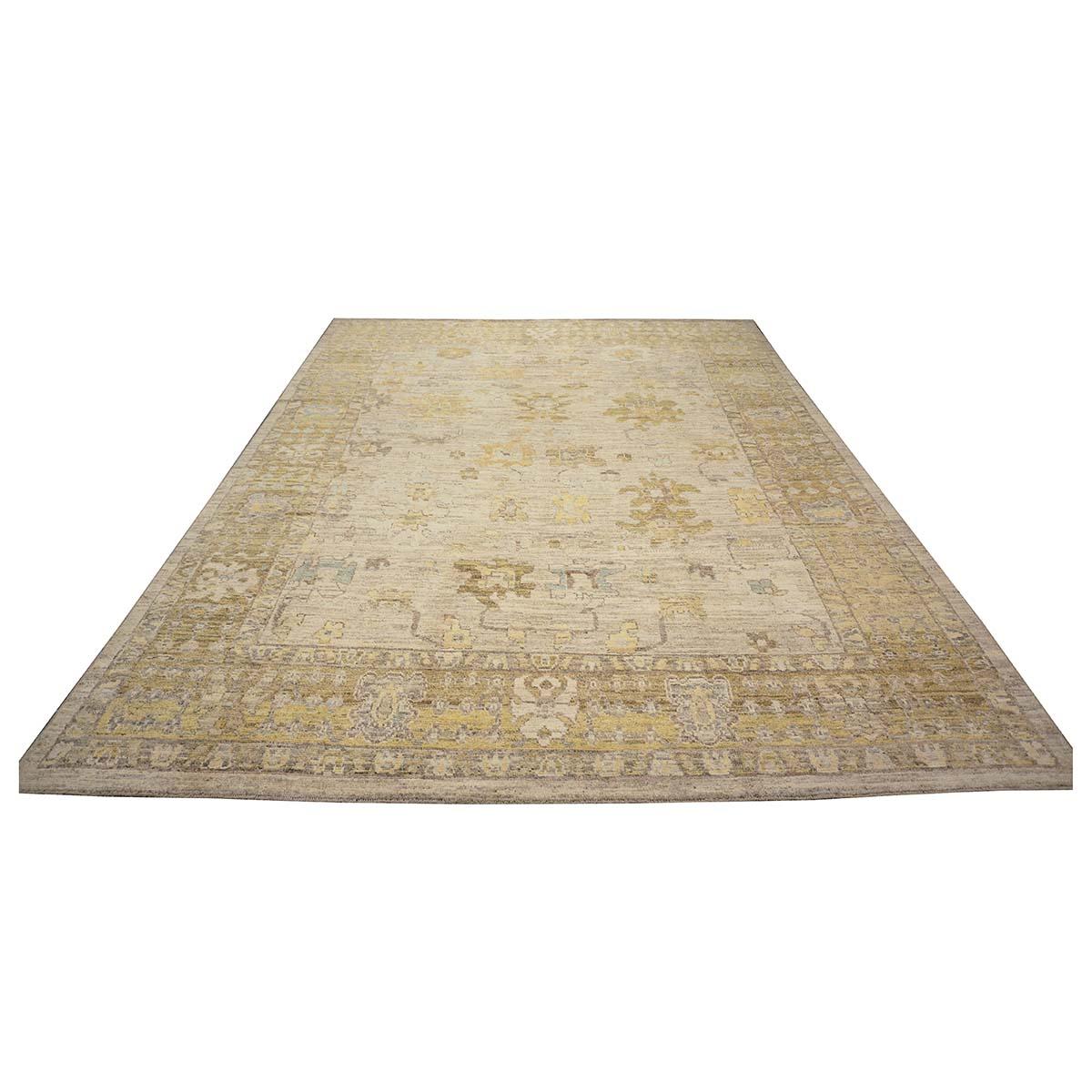   Ashly Fine Rugs präsentiert einen handgefertigten türkischen Oushak-Teppich 10x13 des 21. Jahrhunderts. Die Oushak-Knüpfungen begannen an einem Ort südlich von Istanbul, in einer Region, die zum Namensgeber des Teppichs wurde: Oushak. Obwohl die