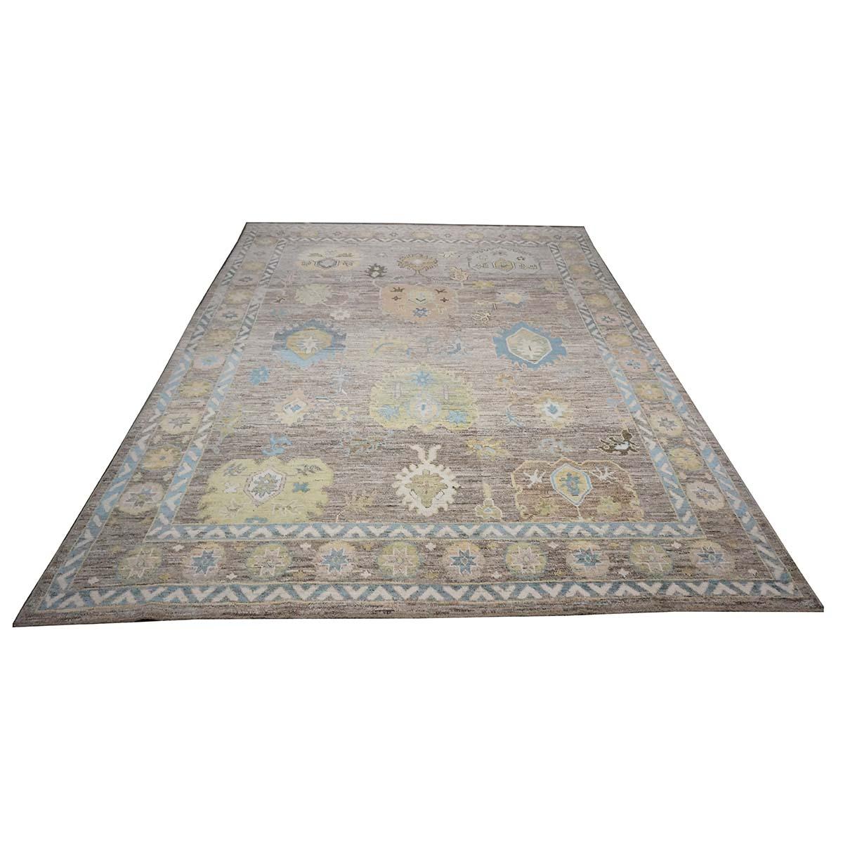   Ashly Fine Rugs präsentiert einen handgefertigten türkischen Oushak-Teppich 10x13 des 21. Jahrhunderts. Die Oushak-Knüpfungen begannen an einem Ort südlich von Istanbul, in einer Region, die zum Namensgeber des Teppichs wurde: Oushak. Obwohl die