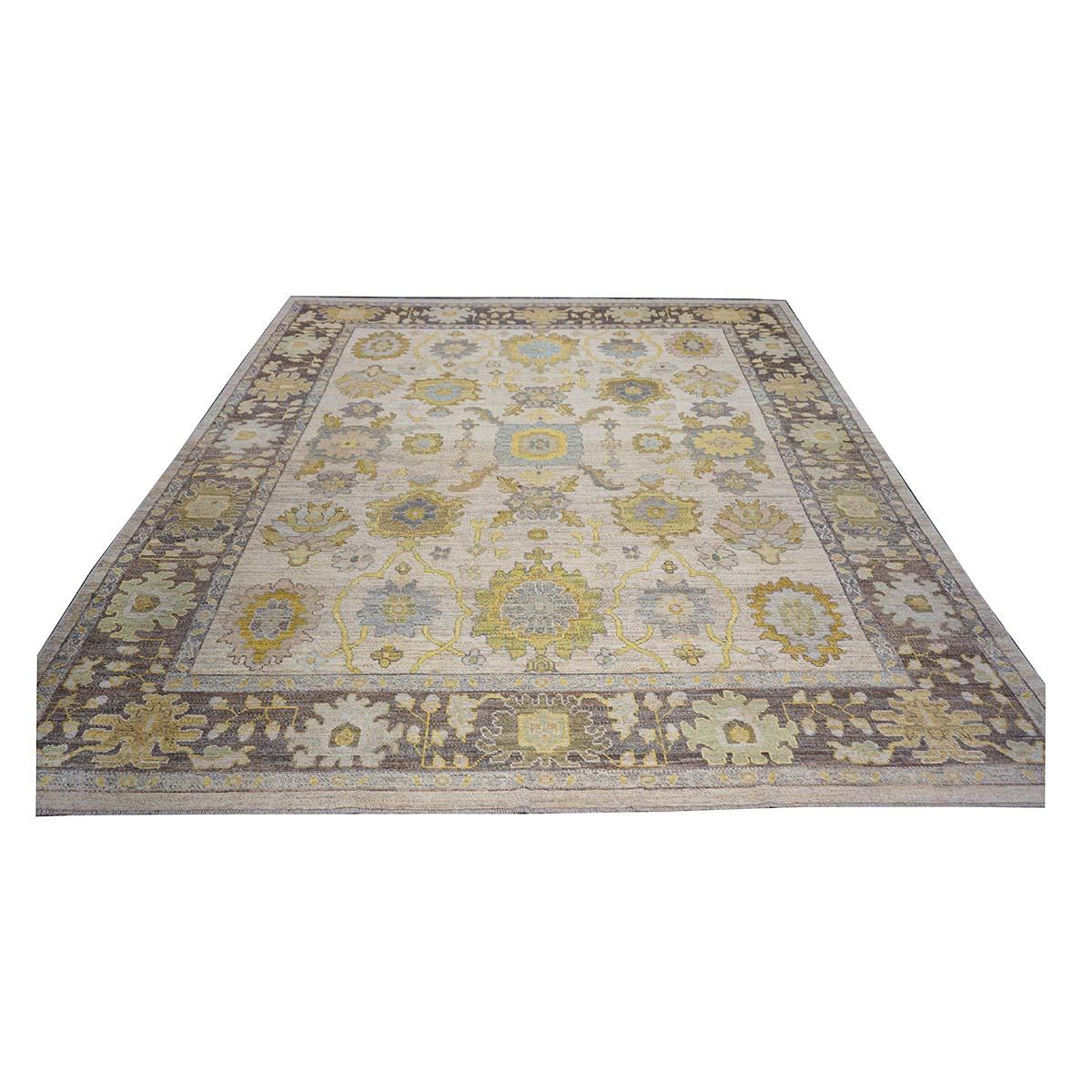  Ashly Fine Rugs präsentiert einen handgefertigten türkischen Oushak-Teppich 10X14 des 21. Jahrhunderts. Die Oushak-Knüpfungen begannen an einem Ort südlich von Istanbul, in einer Region, die zum Namensgeber des Teppichs wurde: Oushak. Obwohl die