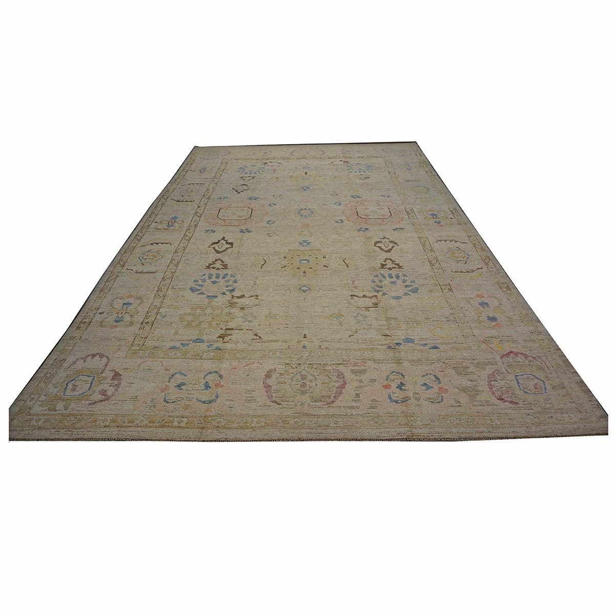   Ashly Fine Rugs präsentiert einen handgefertigten türkischen Oushak-Teppich 10X14 des 21. Jahrhunderts. Die Oushak-Knüpfungen begannen an einem Ort südlich von Istanbul, in einer Region, die der Namensgeber des Teppichs werden sollte, Oushak.
