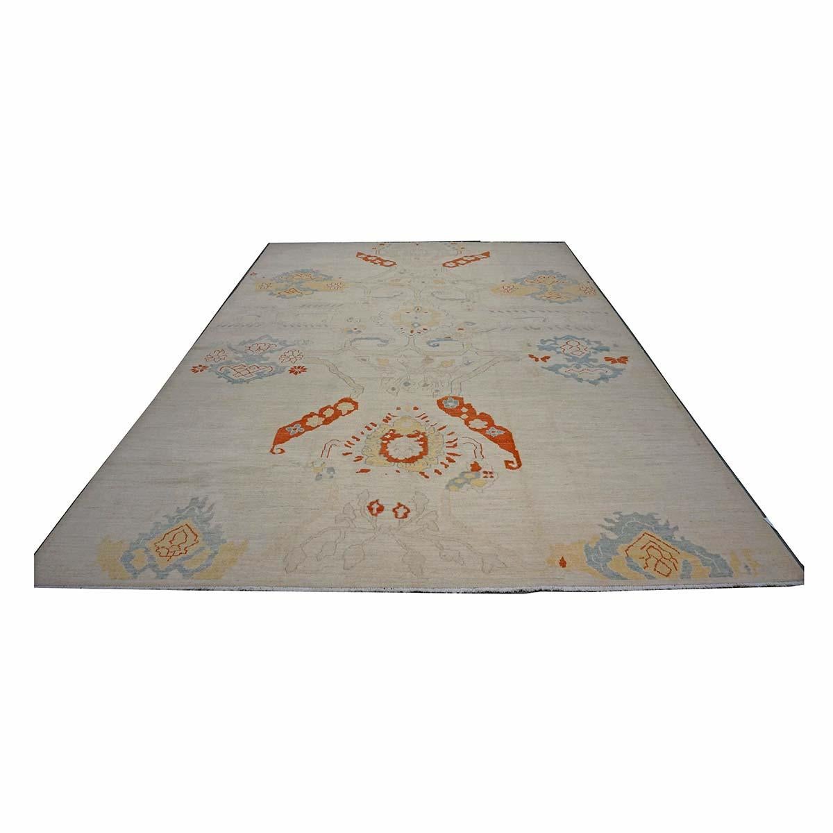   Ashly Fine Rugs presenta un tappeto turco Oushak 10X14 fatto a mano del XXI secolo. La tessitura di Oushak iniziò in una località a sud di Istanbul, in una regione che sarebbe diventata il nome del tappeto, Oushak. Sebbene all'inizio i nomadi