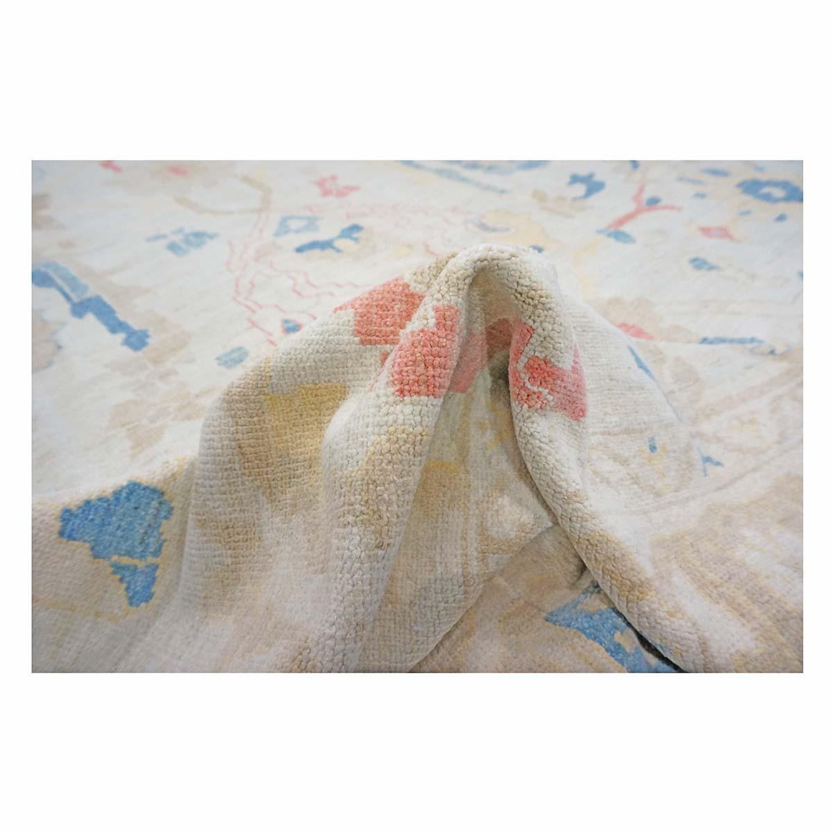 Laine 21e siècle Tapis de course turc Oushak 10X14 Ivoire, rouge et bleu ardoise fait à la main en vente