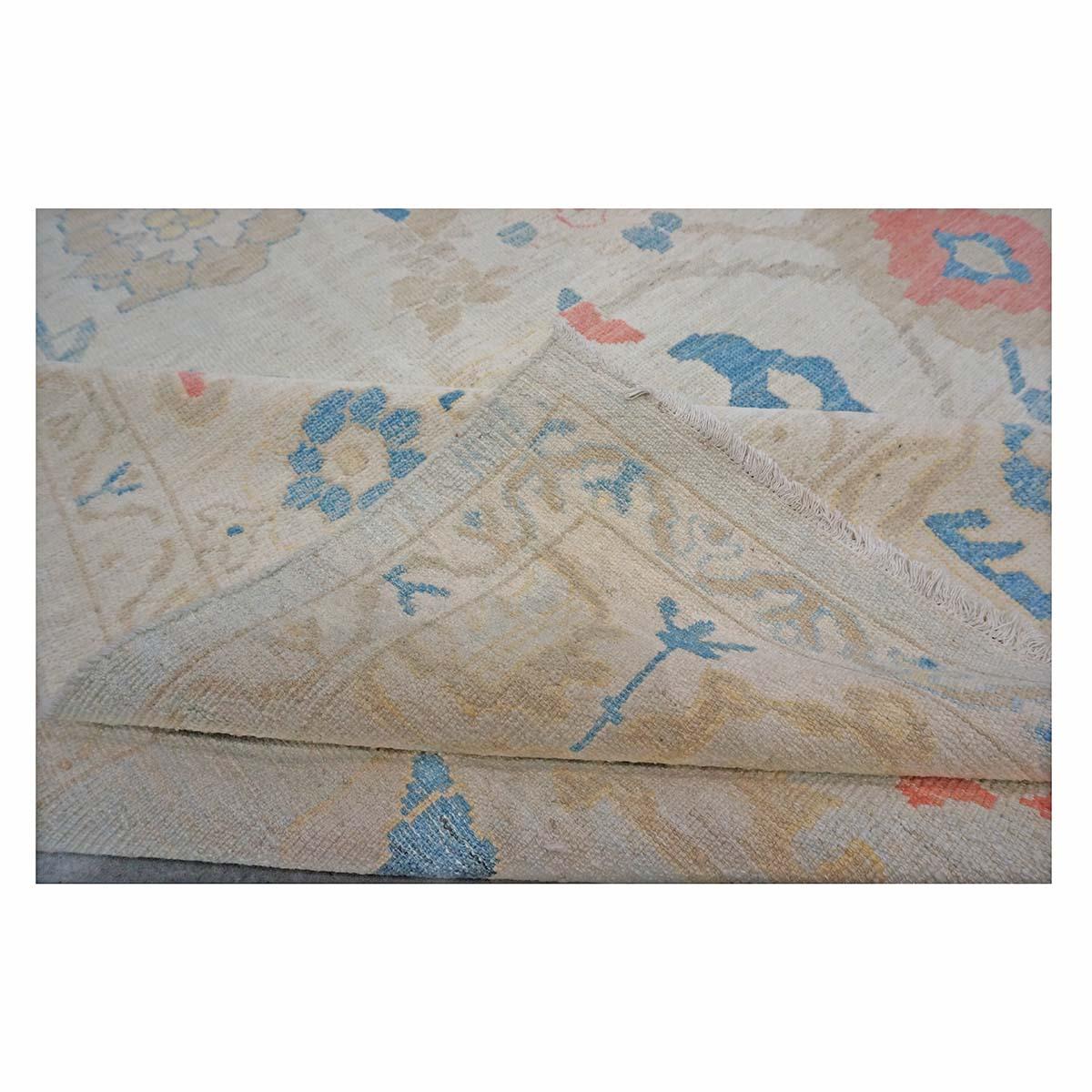 21e siècle Tapis de course turc Oushak 10X14 Ivoire, rouge et bleu ardoise fait à la main en vente 1