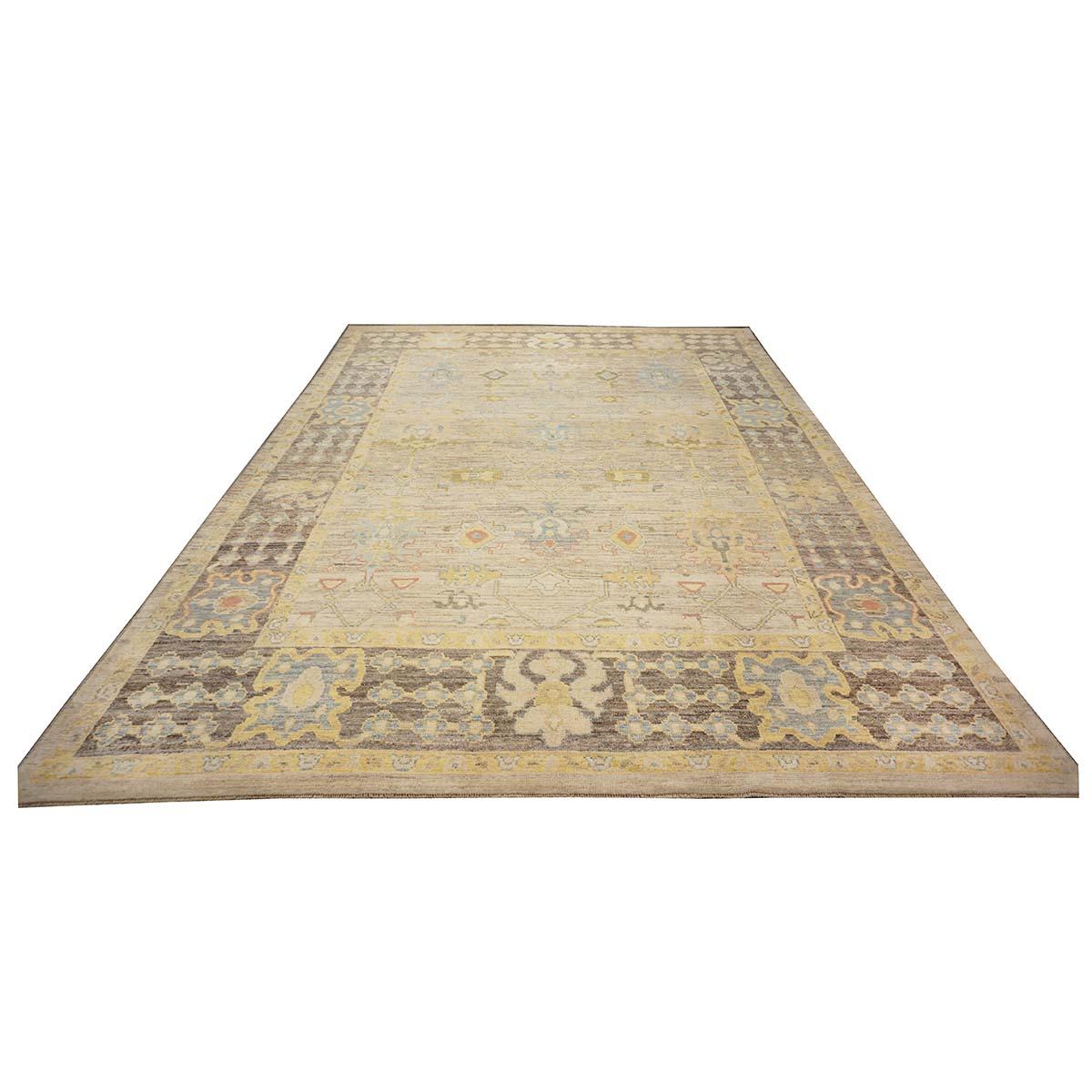   Ashly Fine Rugs präsentiert einen handgefertigten türkischen Oushak-Teppich 10x14 des 21. Jahrhunderts. Die Oushak-Knüpfungen begannen an einem Ort südlich von Istanbul, in einer Region, die zum Namensgeber des Teppichs wurde: Oushak. Obwohl die