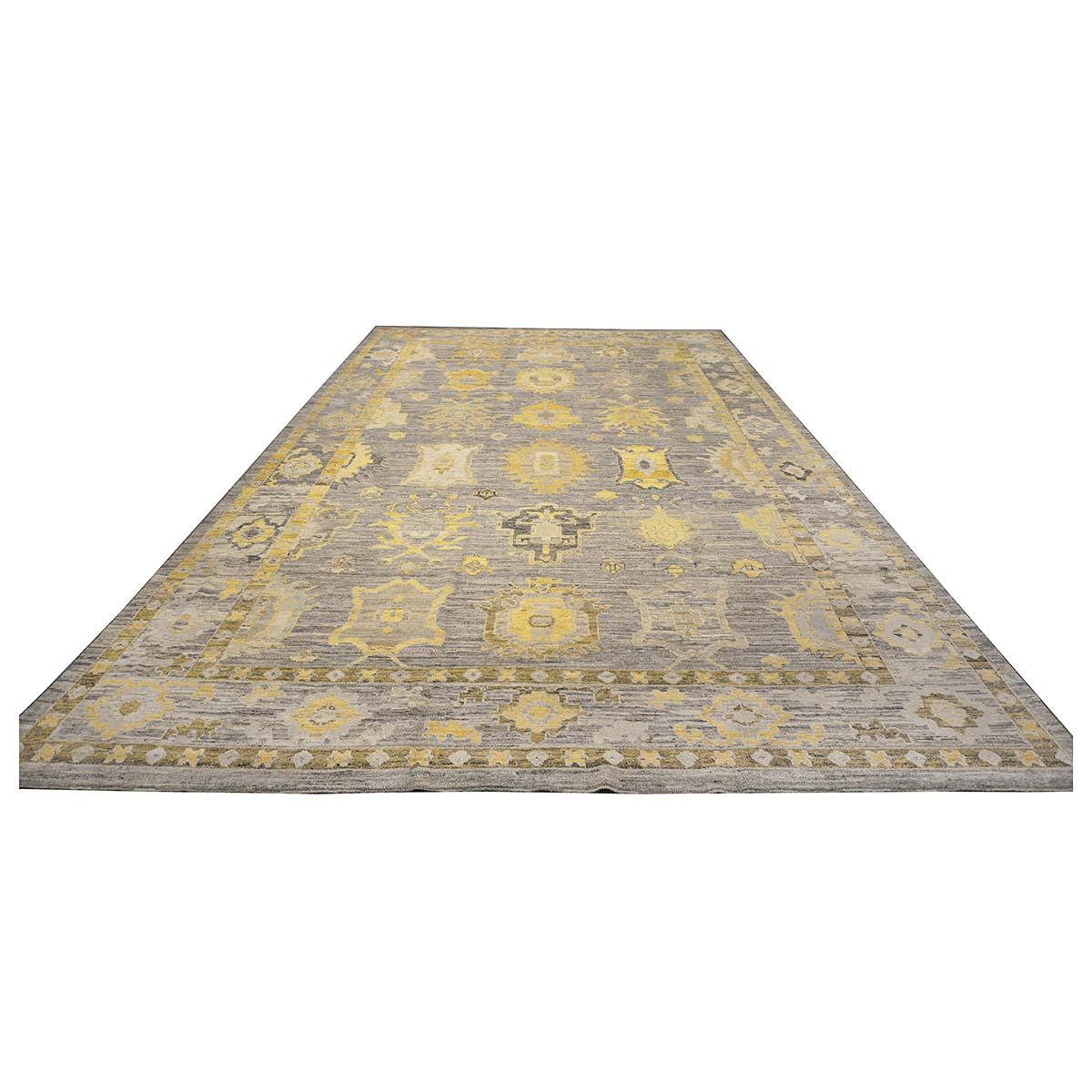   Ashly Fine Rugs présente un tapis turc Oushak 10x16 du 21e siècle, fabriqué à la main. Les tissages d'Oushak ont commencé juste au sud d'Istanbul, dans une région qui allait donner son nom au tapis, Oushak. Bien que les nomades aient d'abord