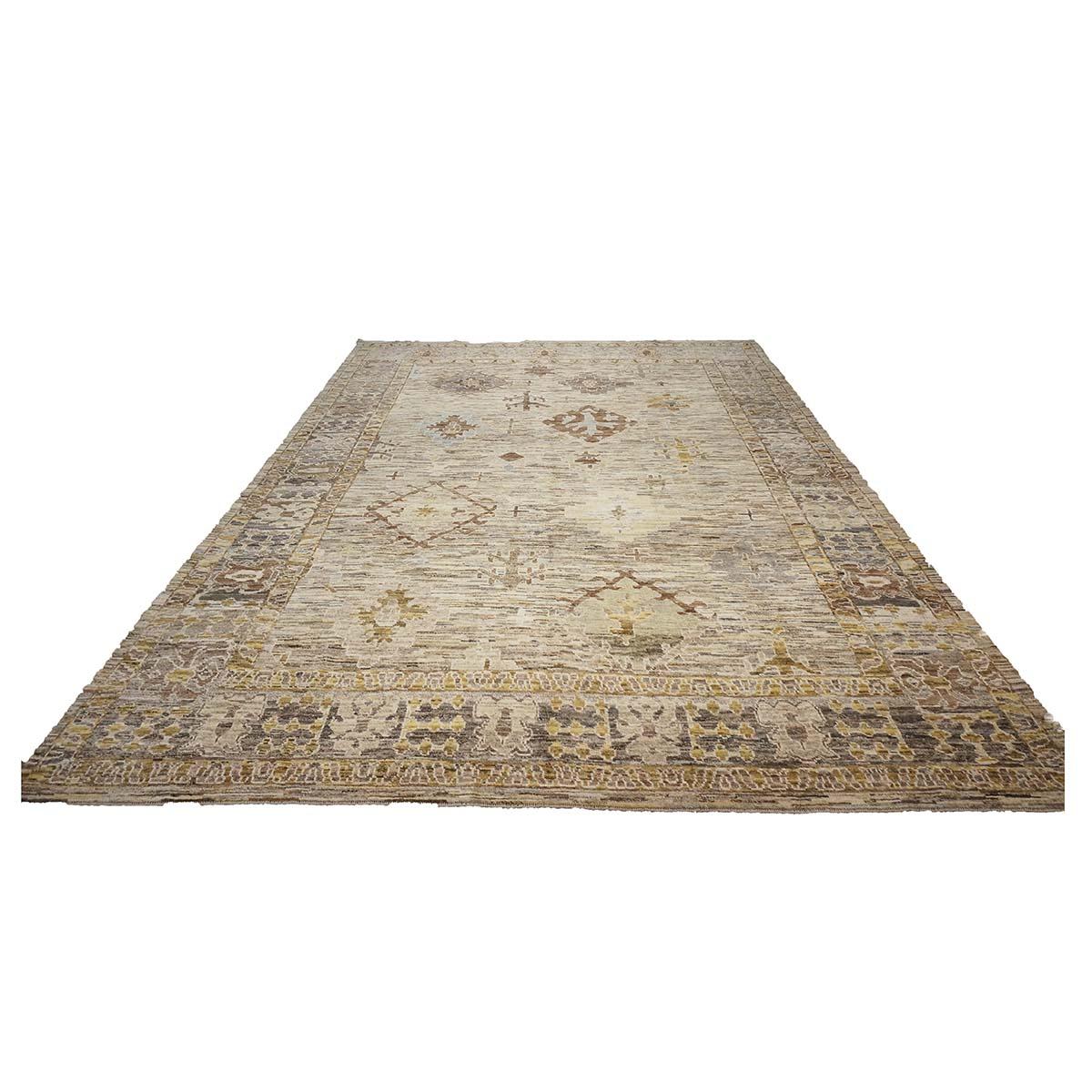  Ashly Fine Rugs présente un tapis turc Oushak 11X15 du 21e siècle, fabriqué à la main. Les tissages d'Oushak ont débuté au sud d'Istanbul, dans une région qui allait donner son nom au tapis, Oushak. Bien que les nomades aient d'abord produit des