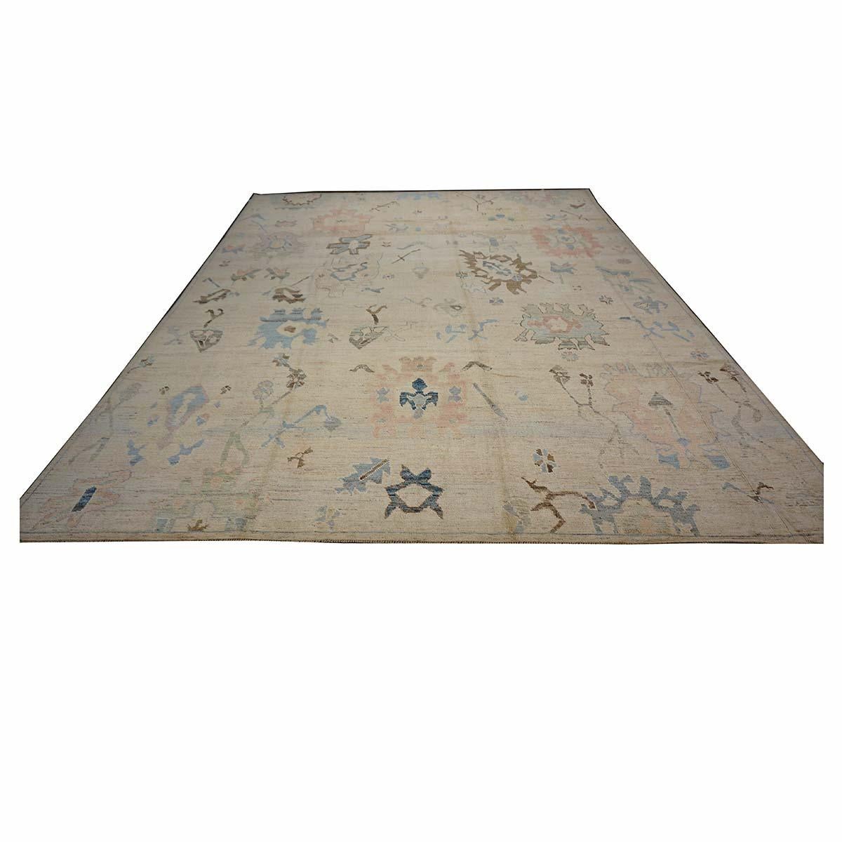   Ashly Fine Rugs präsentiert einen türkischen Oushak 11X15 handgefertigten Teppich des 21. Jahrhunderts. Die Oushak-Knüpfungen begannen an einem Ort südlich von Istanbul, in einer Region, die der Namensgeber des Teppichs werden sollte, Oushak.