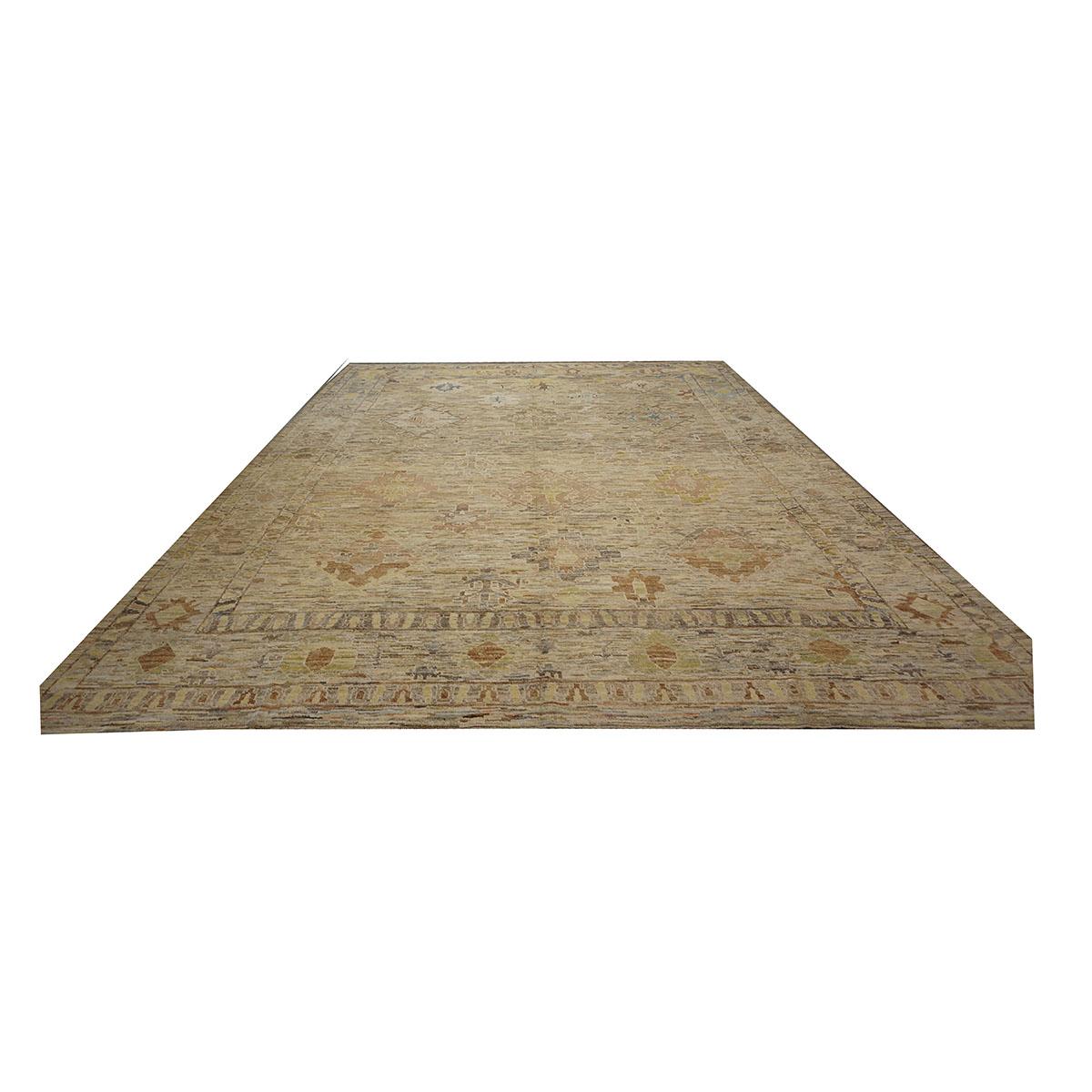   Ashly Fine Rugs présente un tapis turc Oushak 12x15 du 21e siècle, fabriqué à la main. Les tissages d'Oushak ont commencé juste au sud d'Istanbul, dans une région qui allait donner son nom au tapis, Oushak. Bien que les nomades aient d'abord