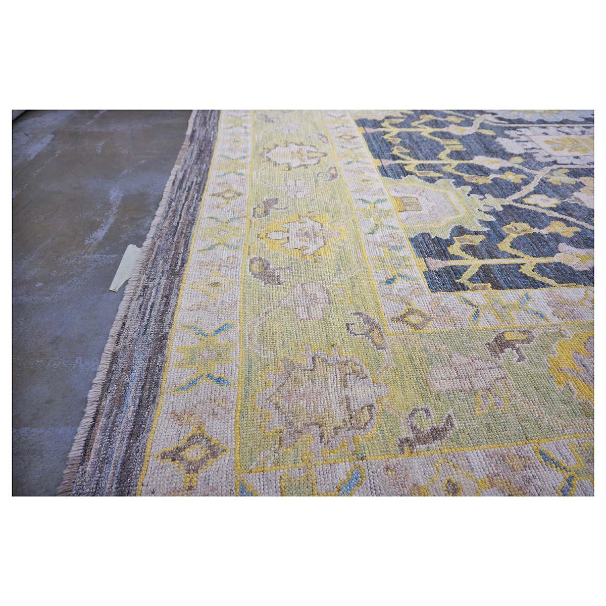 Siglo XXI Alfombra turca Oushak 14X20 Azul pizarra, gris y marfil hecha a mano en venta 3