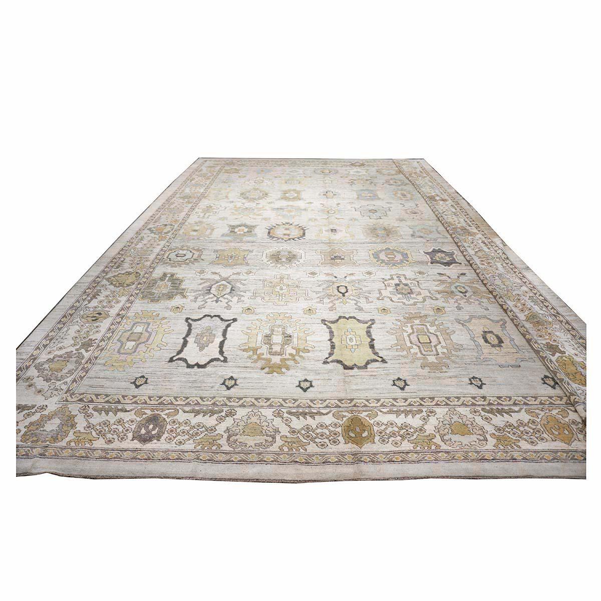   Ashly Fine Rugs präsentiert einen türkischen Oushak 17x22 handgefertigten Teppich des 21. Jahrhunderts. Die Oushak-Knüpfungen begannen an einem Ort südlich von Istanbul, in einer Region, die zum Namensgeber des Teppichs wurde: Oushak. Obwohl die