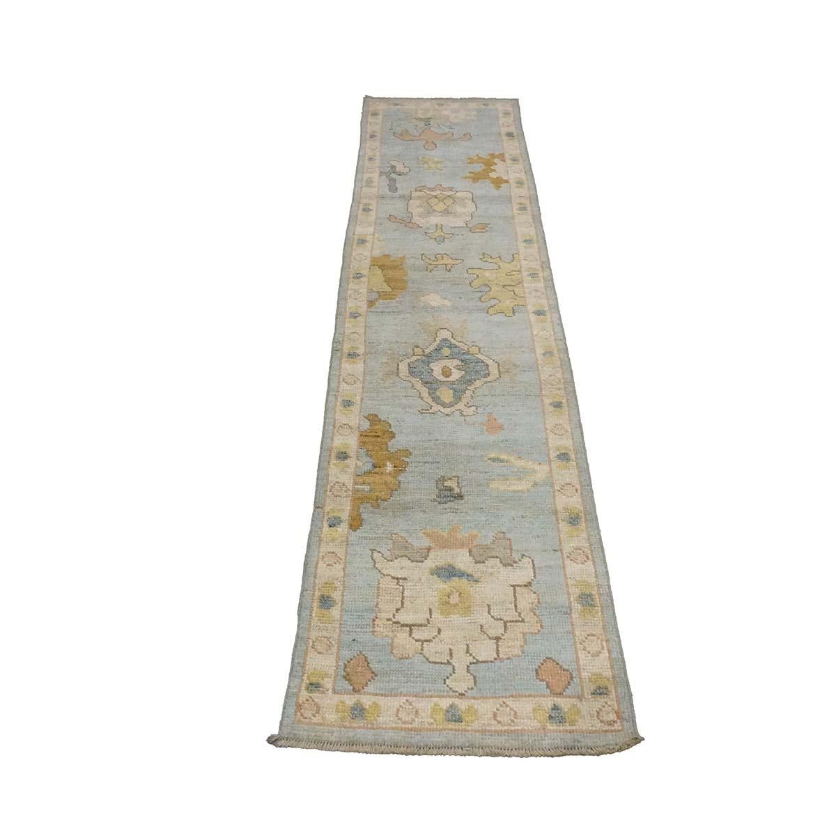   Ashly Fine Rugs présente un tapis turc Oushak 2X10 du 21e siècle, fabriqué à la main. Les tissages d'Oushak ont commencé juste au sud d'Istanbul, dans une région qui allait donner son nom au tapis, Oushak. Bien que les nomades aient d'abord