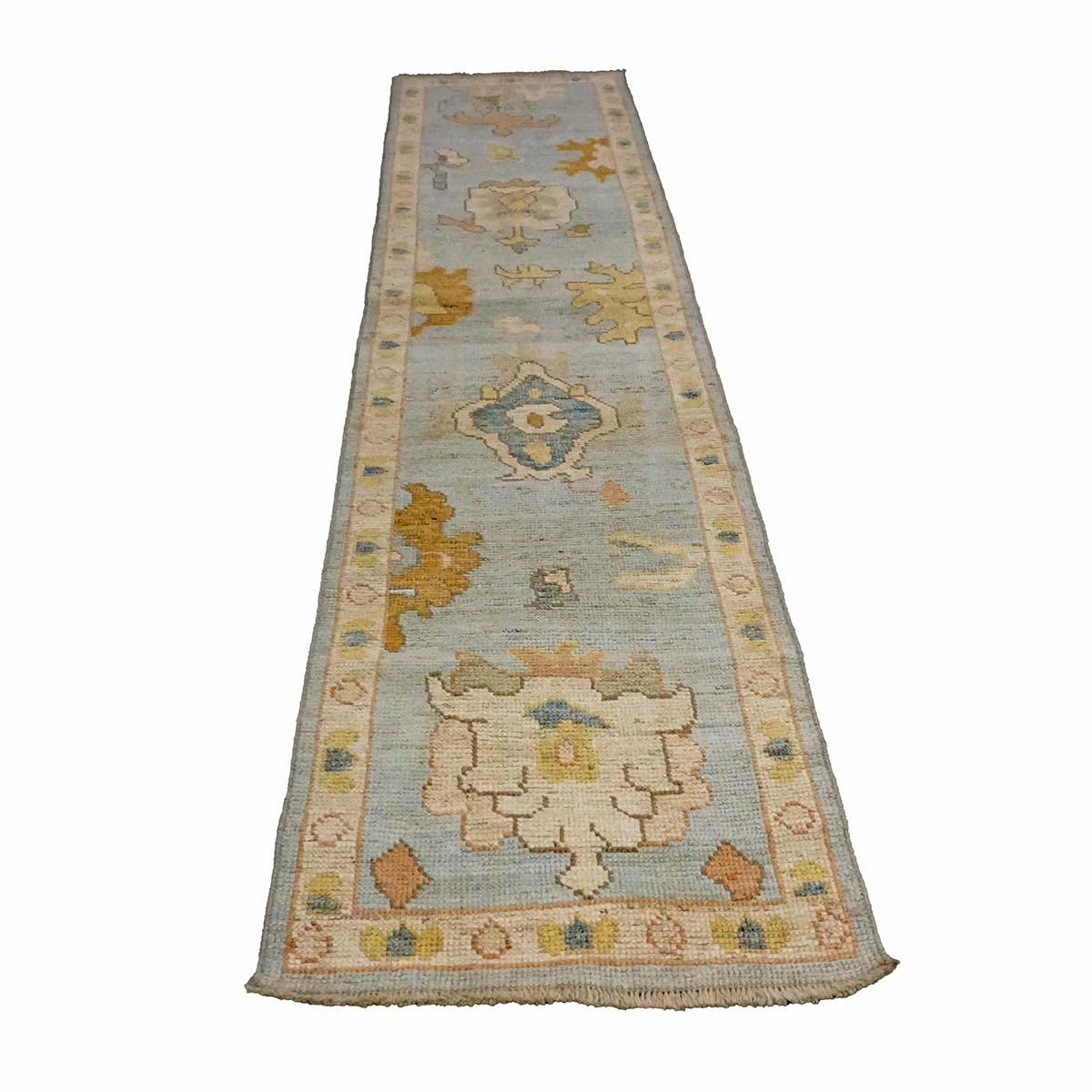   Ashly Fine Rugs présente un tapis turc Oushak 2X9 du 21e siècle, fabriqué à la main. Les tissages d'Oushak ont commencé juste au sud d'Istanbul, dans une région qui allait donner son nom au tapis, Oushak. Bien que les nomades aient d'abord produit