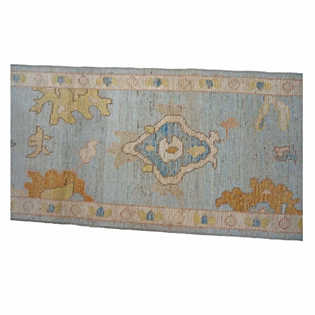 Laine 21st Century Turkish Oushak 2X9 Gold, Gray& Ivory, Handmade Area Rug (Tapis de sol turc 2X9 doré, gris et ivoire) en vente