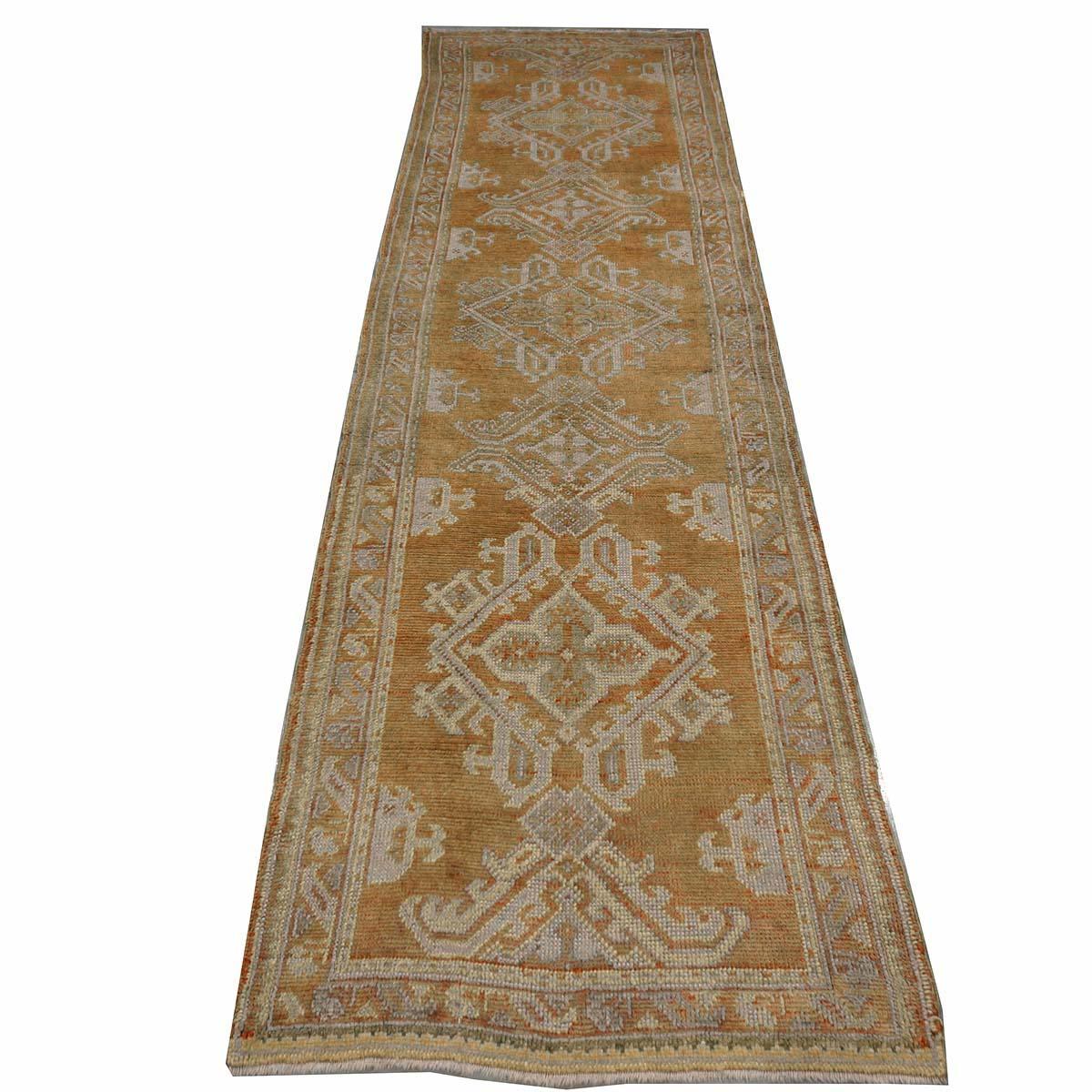   Ashly Fine Rugs presenta un tappeto turco Oushak 3X11 fatto a mano del XXI secolo. La tessitura di Oushak iniziò in una località a sud di Istanbul, in una regione che avrebbe dato il nome al tappeto, Oushak appunto. Sebbene all'inizio i nomadi