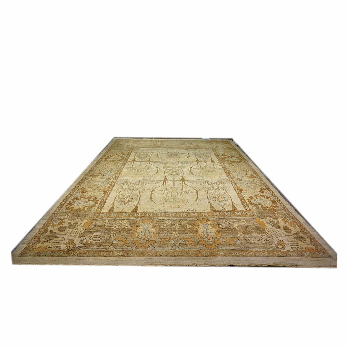   Ashly Fine Rugs présente un tapis turc Oushak 3X11 du 21e siècle, fabriqué à la main. Les tissages d'Oushak ont commencé juste au sud d'Istanbul, dans une région qui allait donner son nom au tapis, Oushak. Bien que les nomades aient d'abord