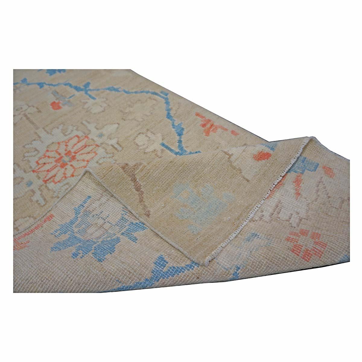  Ashly Fine Rugs präsentiert einen türkischen Oushak 3X12 handgefertigten Teppich des 21. Jahrhunderts. Die Oushak-Knüpfungen begannen an einem Ort südlich von Istanbul, in einer Region, die zum Namensgeber des Teppichs wurde: Oushak. Obwohl die