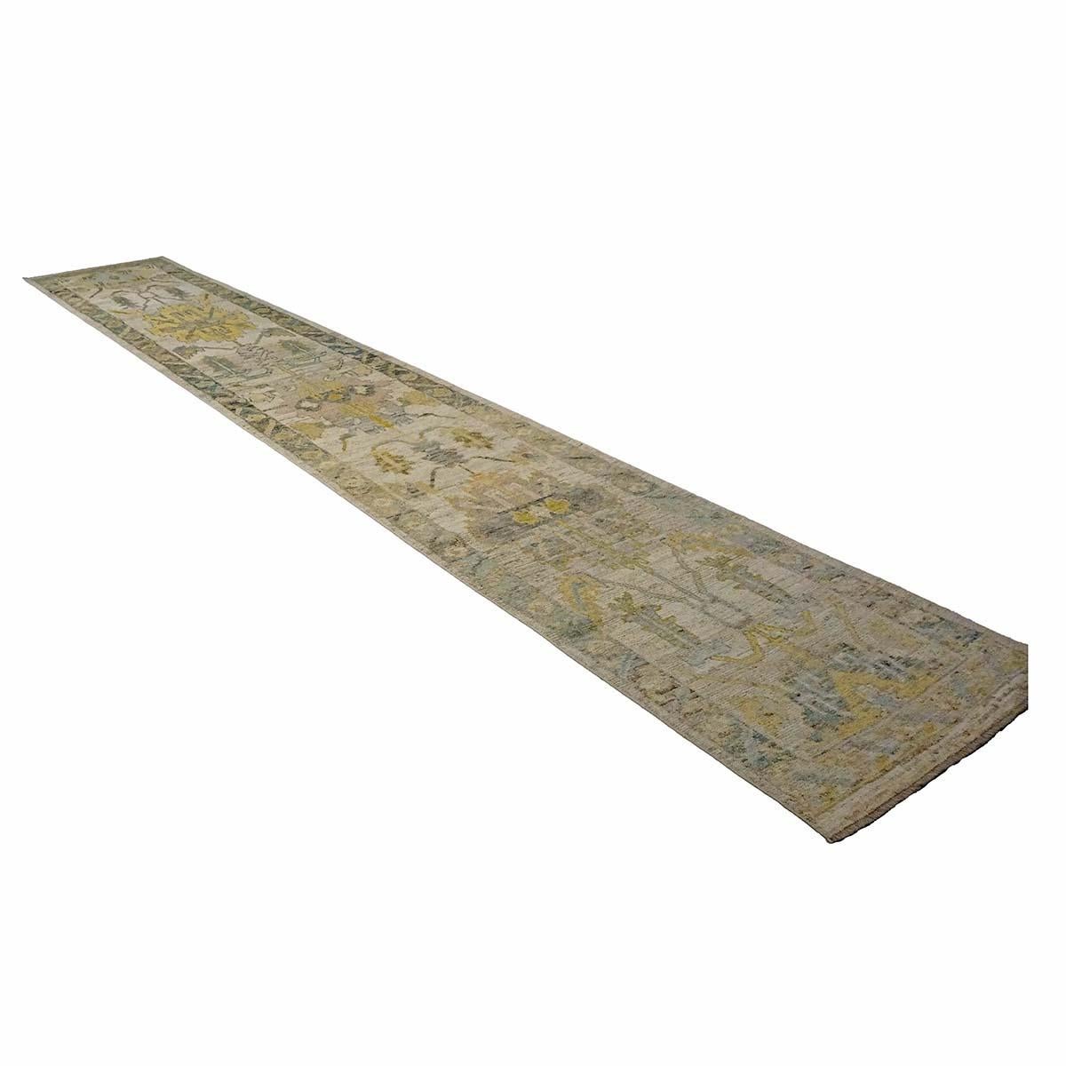   Ashly Fine Rugs présente un tapis turc Oushak 3X18 du 21e siècle, fabriqué à la main. Les tissages d'Oushak ont commencé juste au sud d'Istanbul, dans une région qui allait donner son nom au tapis, Oushak. Bien que les nomades aient d'abord