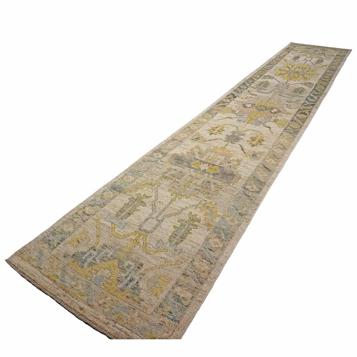 Turc 21e siècle Tapis de course turc Oushak 3X18 or, ivoire et anthracite fait à la main en vente