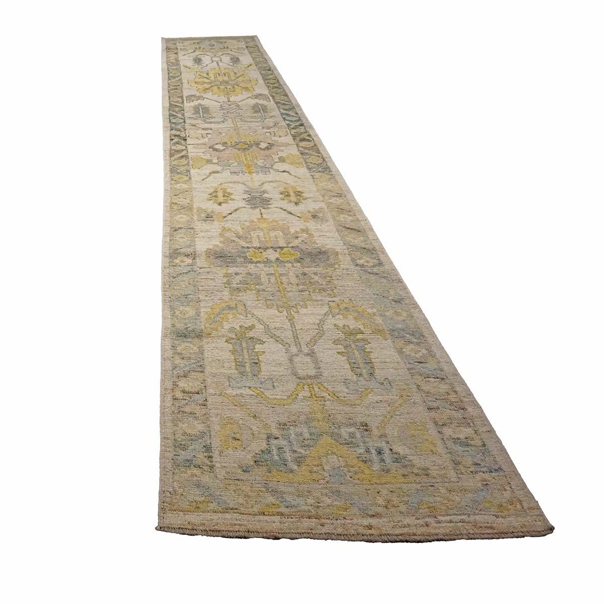 Tissé à la main 21e siècle Tapis de course turc Oushak 3X18 or, ivoire et anthracite fait à la main en vente