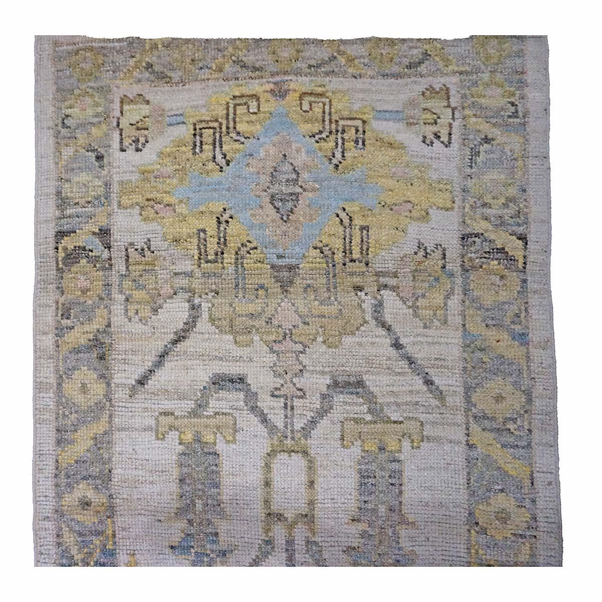21e siècle Tapis de course turc Oushak 3X18 or, ivoire et anthracite fait à la main Excellent état - En vente à Houston, TX