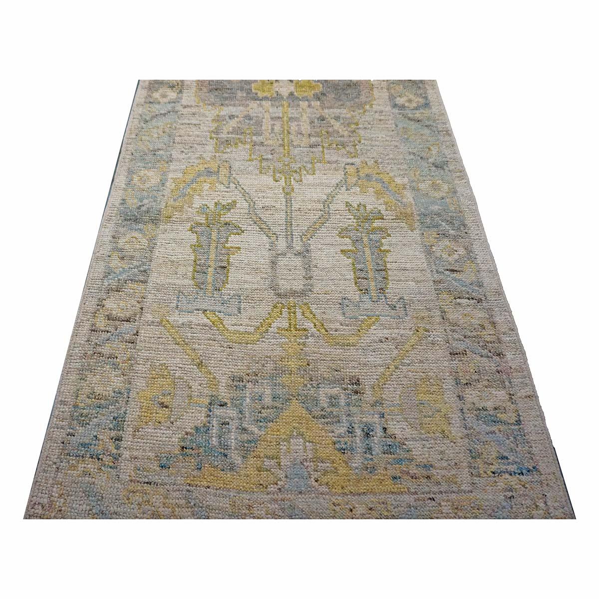 Laine 21e siècle Tapis de course turc Oushak 3X18 or, ivoire et anthracite fait à la main en vente