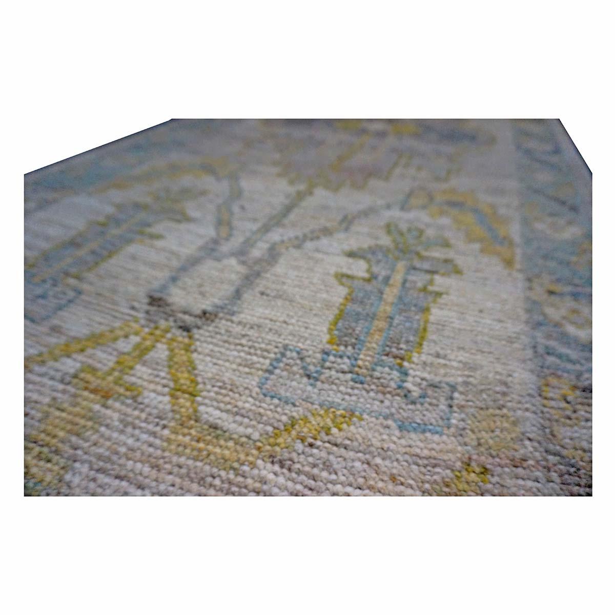 21e siècle Tapis de course turc Oushak 3X18 or, ivoire et anthracite fait à la main en vente 1