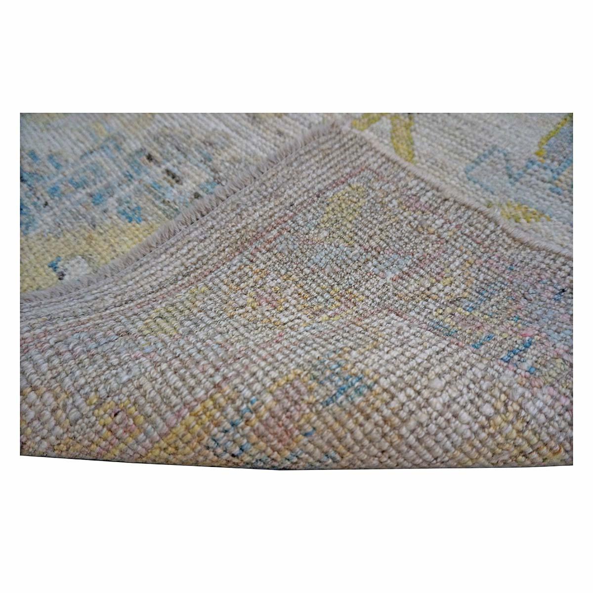 21e siècle Tapis de course turc Oushak 3X18 or, ivoire et anthracite fait à la main en vente 2